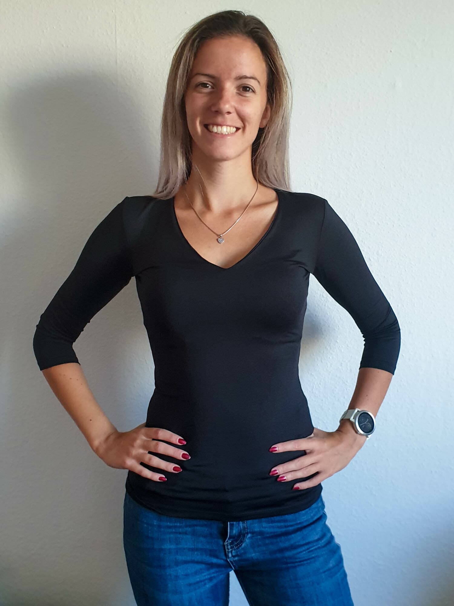 Love V nyakú basic fekete színű felső