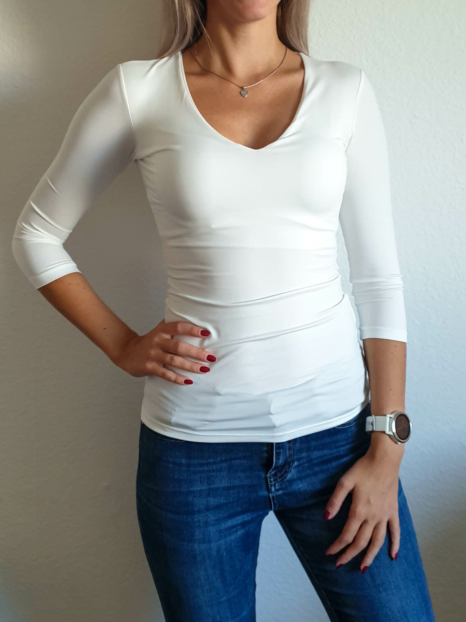Love V nyakú basic törtfehér színű felső
