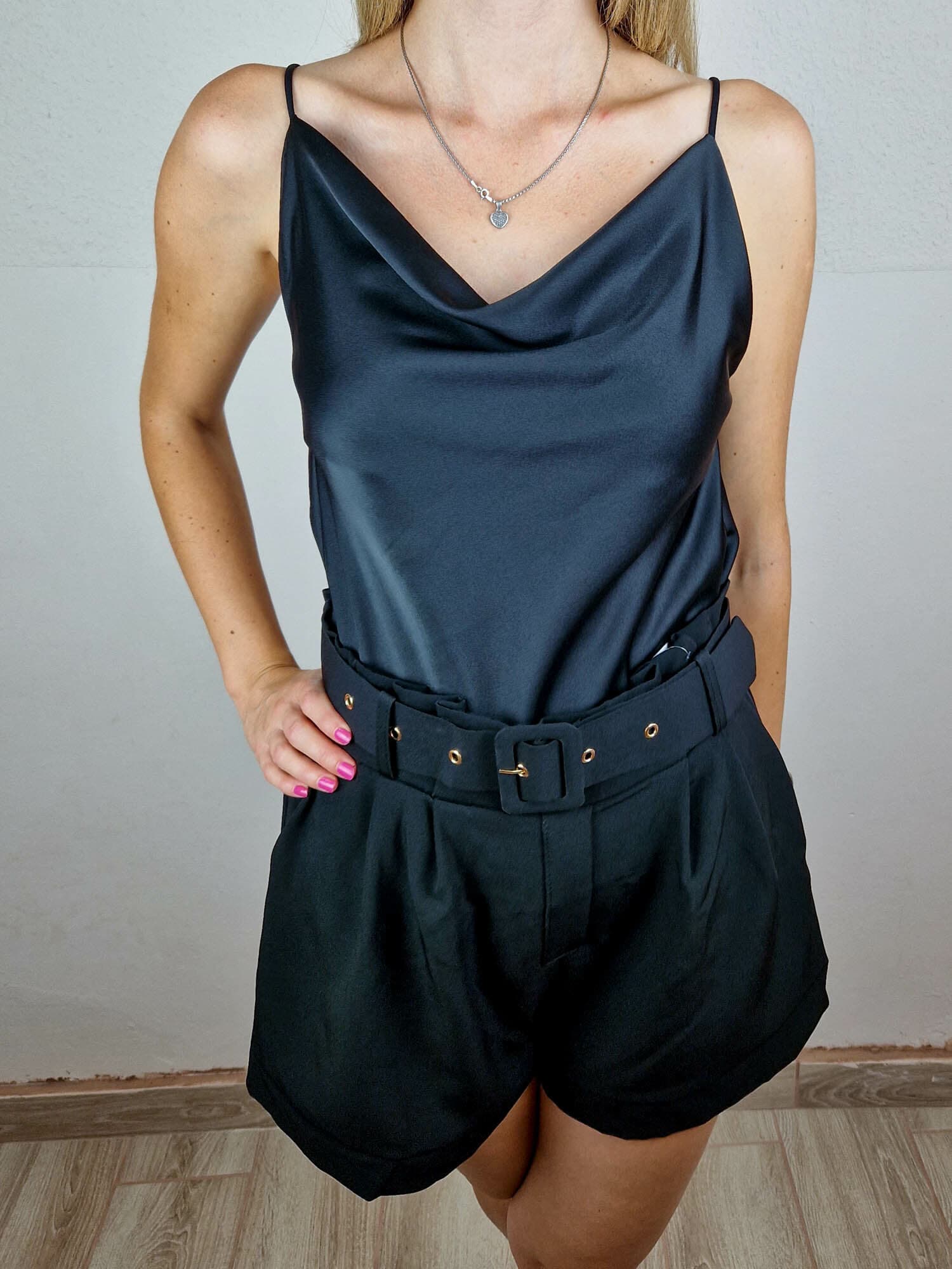 Cristina fekete elegáns rövidnadrág állítható övvel