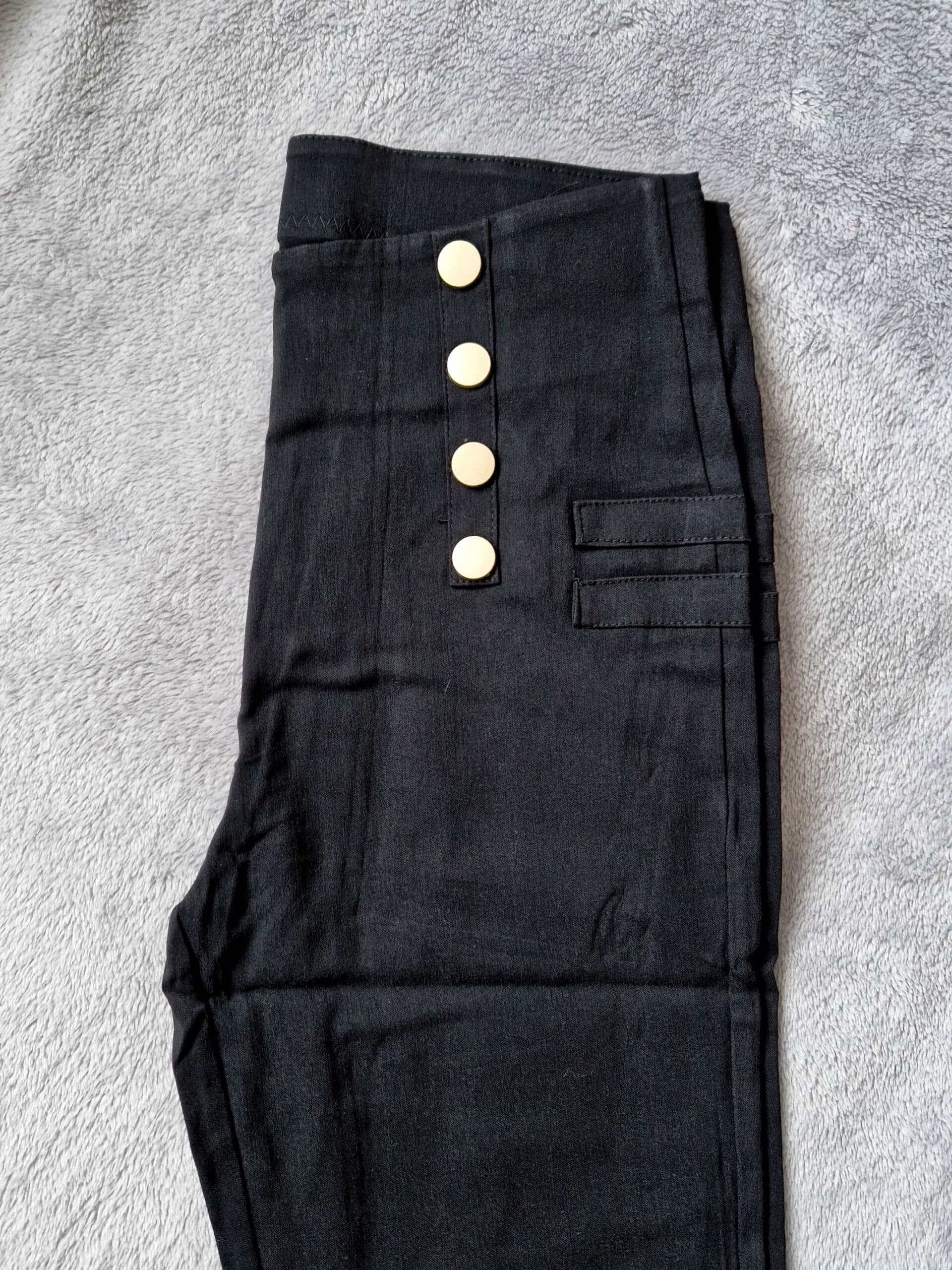 lola-fekete-gombdiszes-elasztikus-nadrag-3