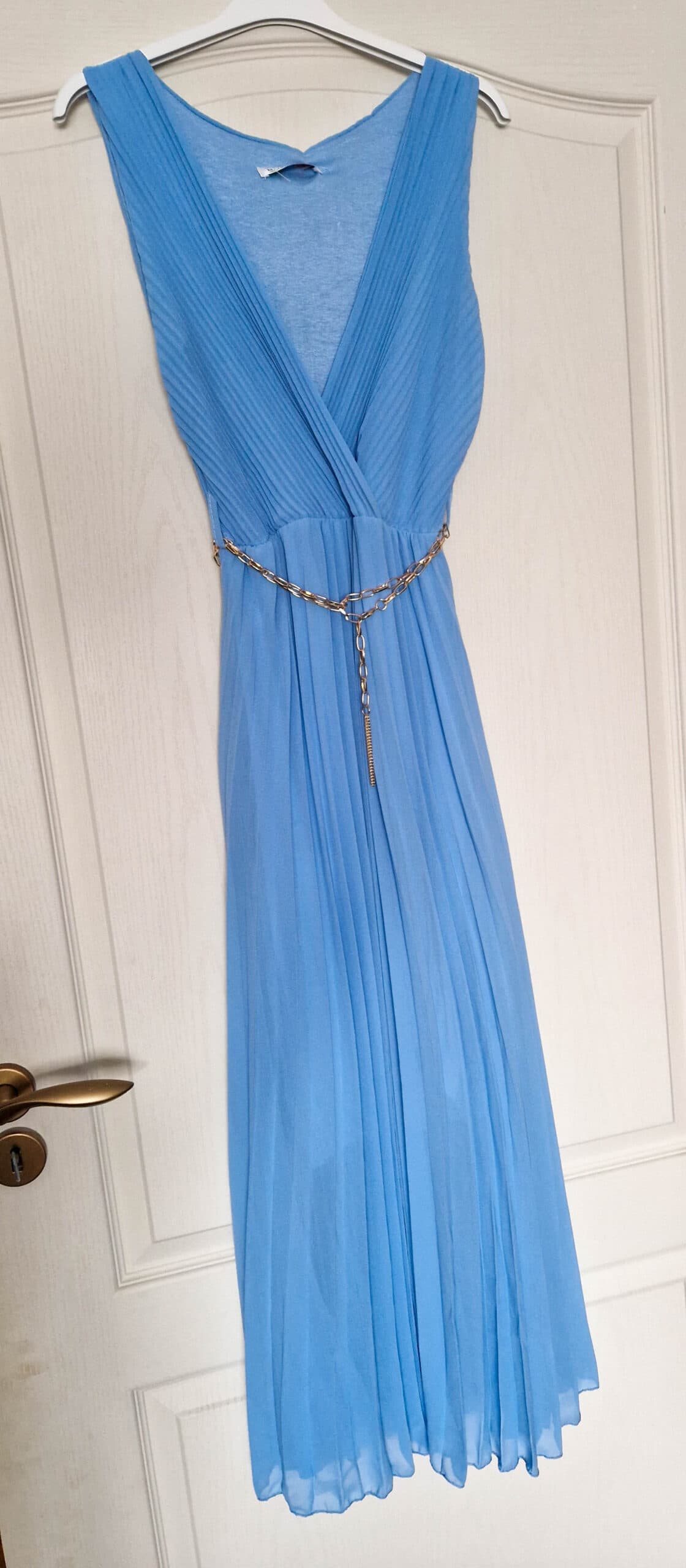 eliza-babakek-szinu-pliszirozott-alkalmi-ruha-lanccal-3