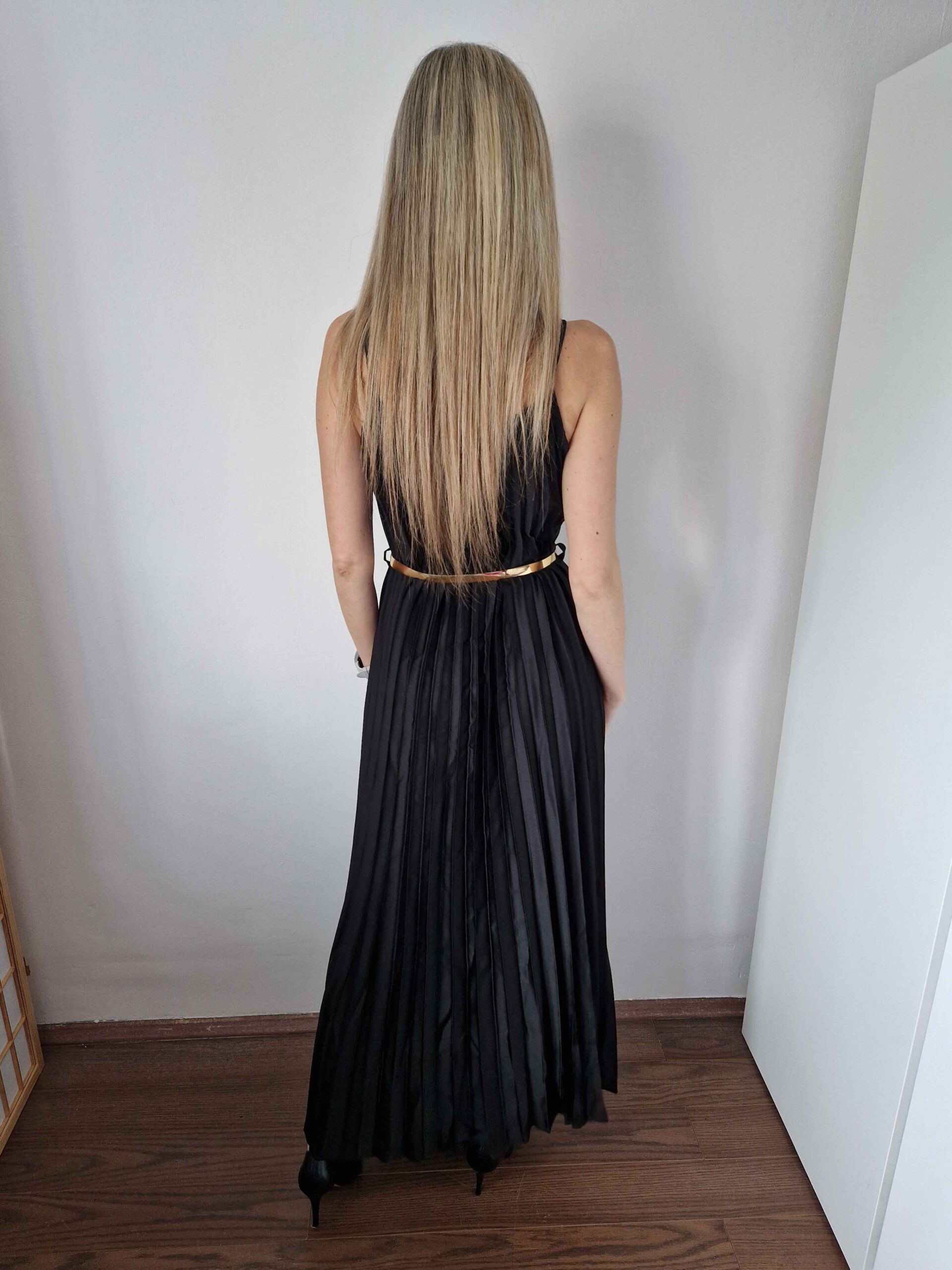 Mirabell pliszírozott fekete szatén alkalmi ruha övvel