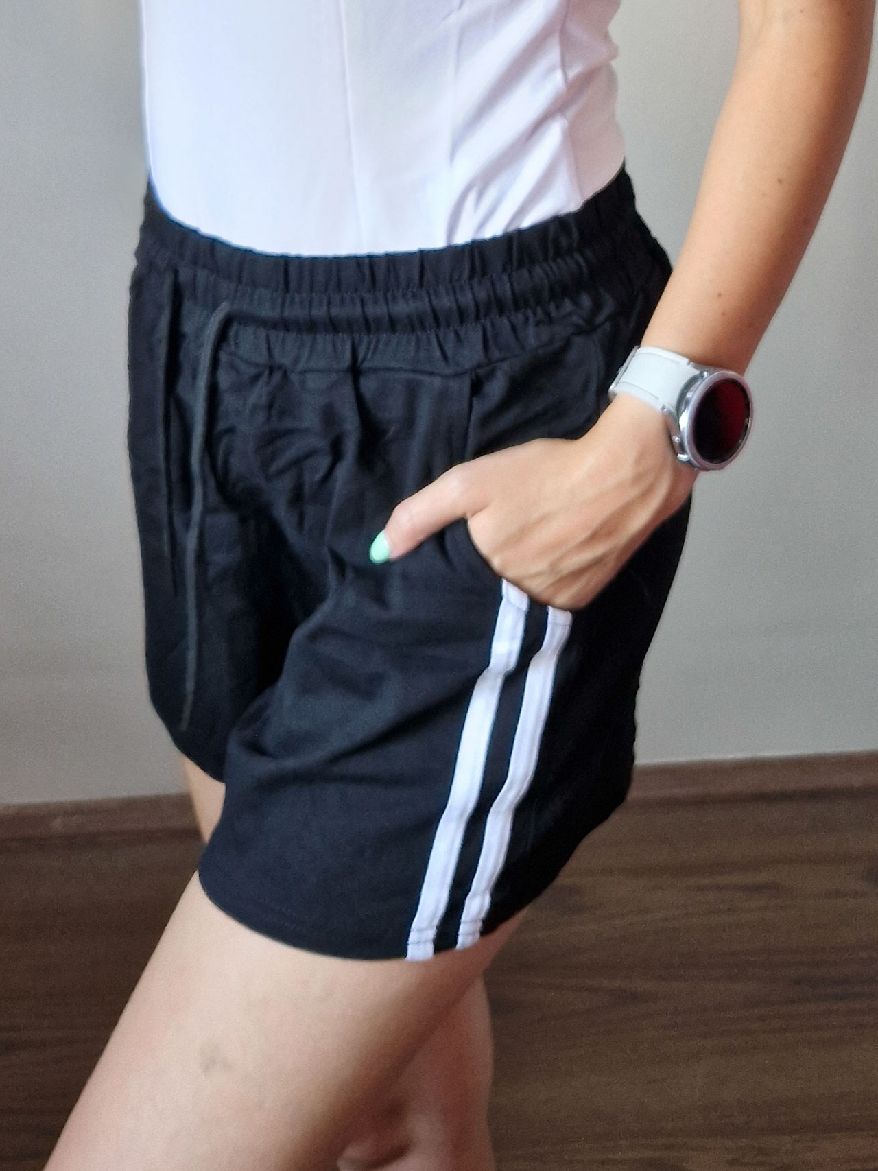sporty-feher-csikos-fekete-zsebes-rovidnadrag-11