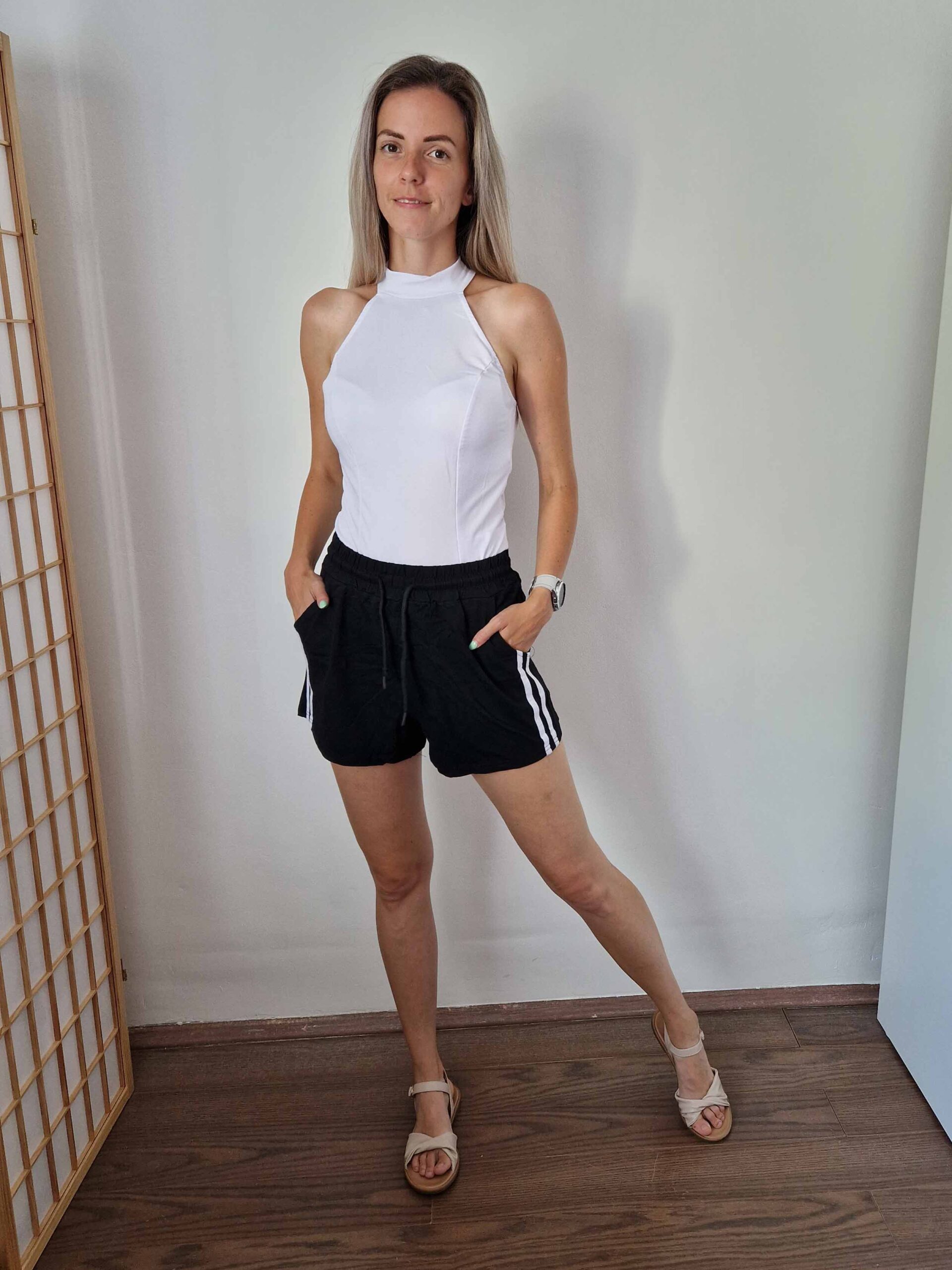 sporty-feher-csikos-fekete-zsebes-rovidnadrag-12
