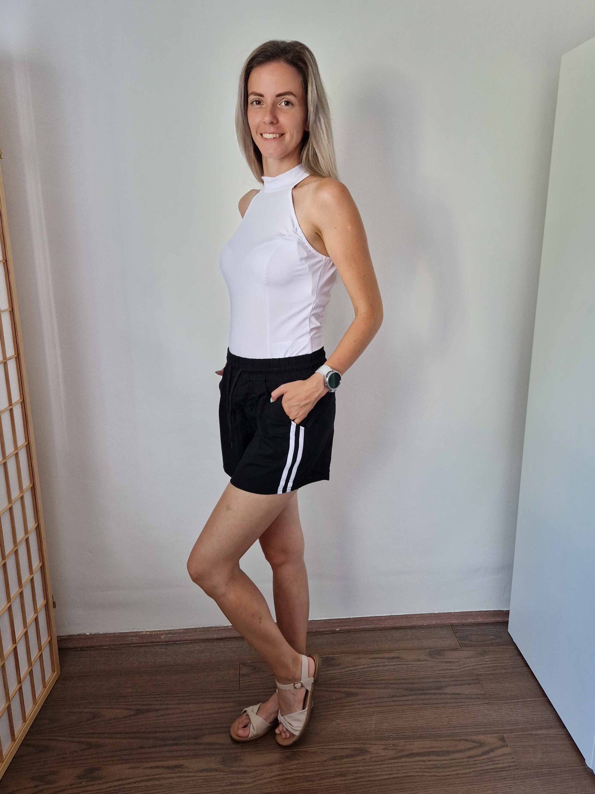 sporty-feher-csikos-fekete-zsebes-rovidnadrag-13