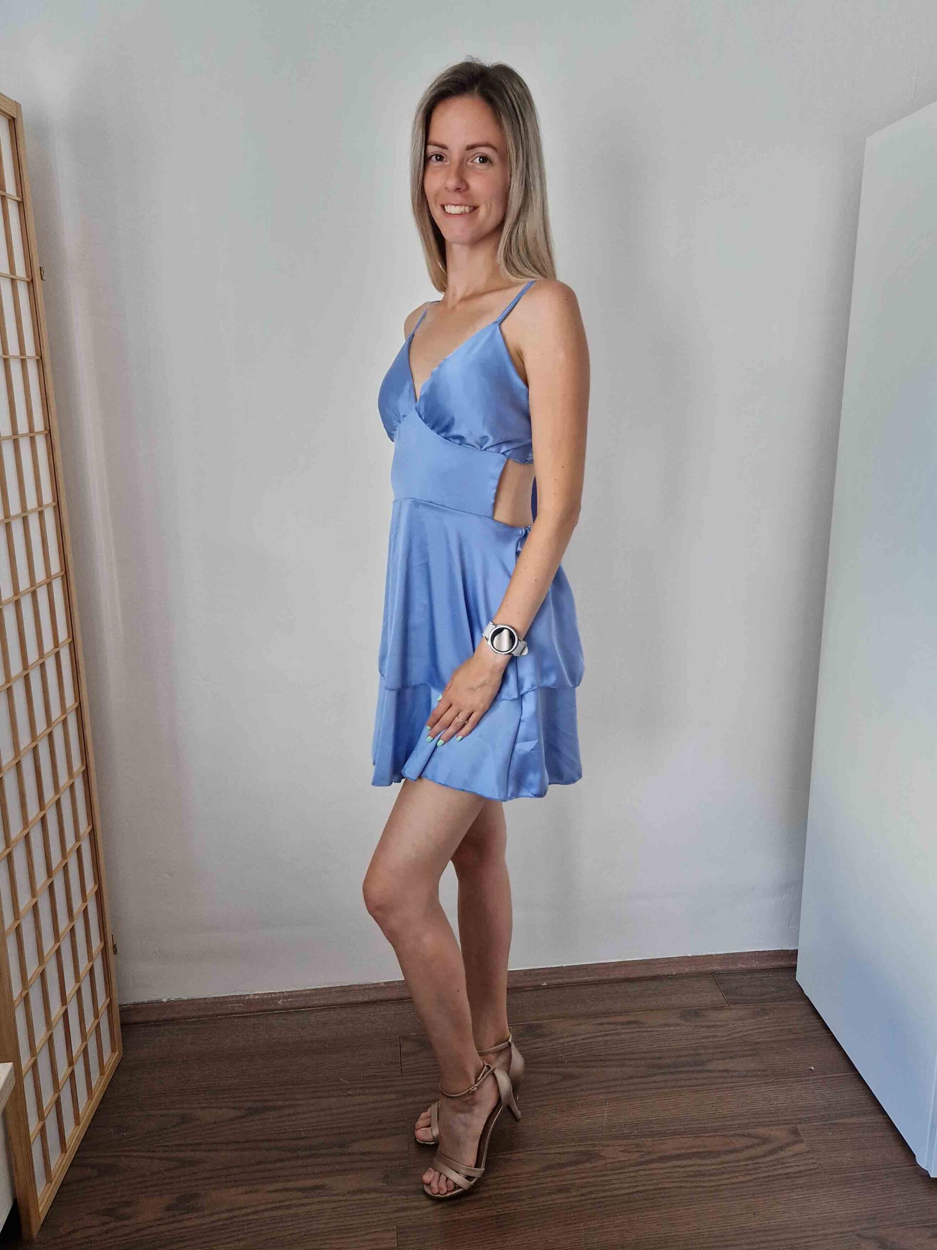 linda-vilagoskek-szaten-hatul-kivagott-alkalmi-ruha-15