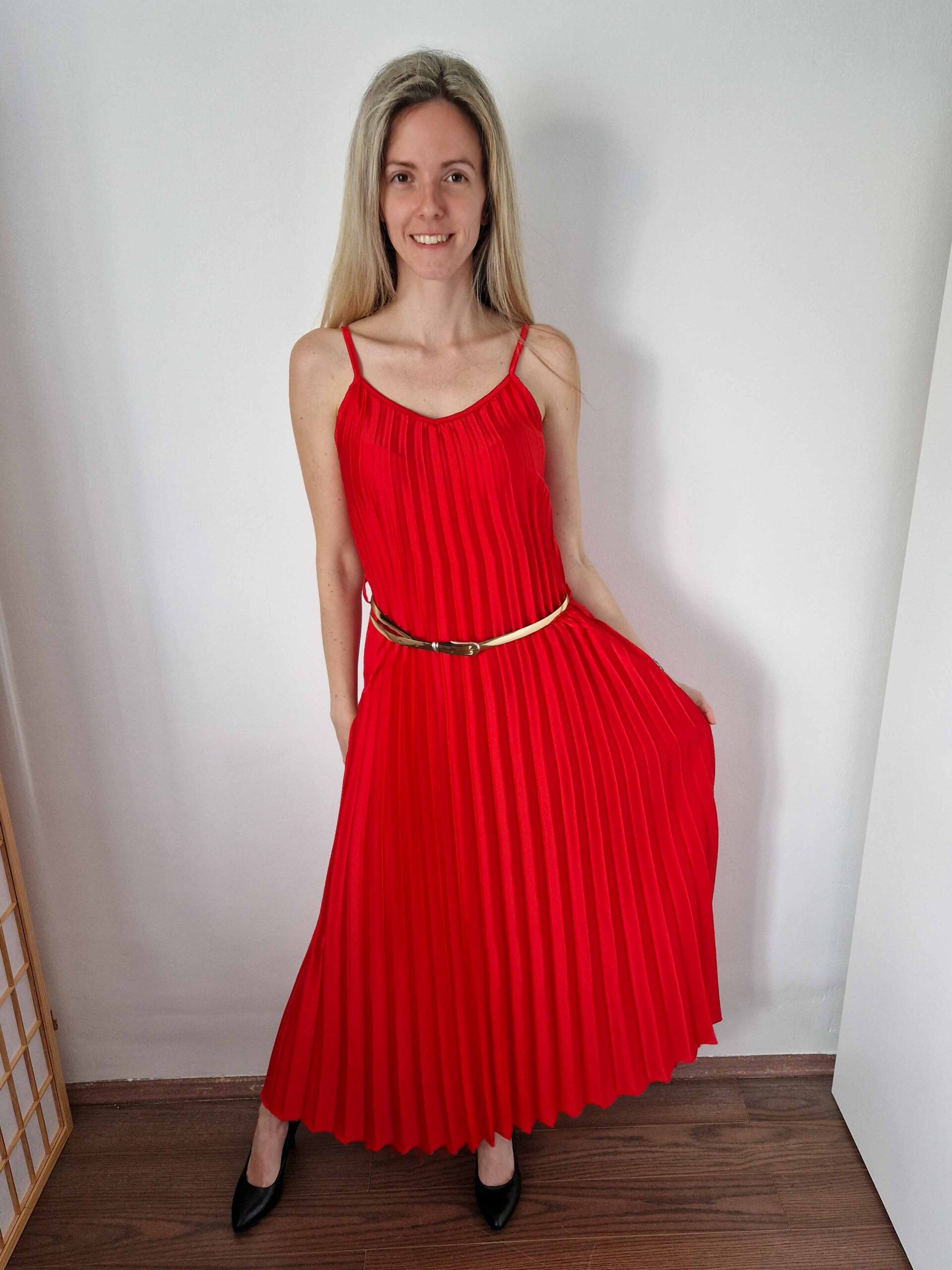 Mirabell pliszírozott piros szatén alkalmi ruha övvel