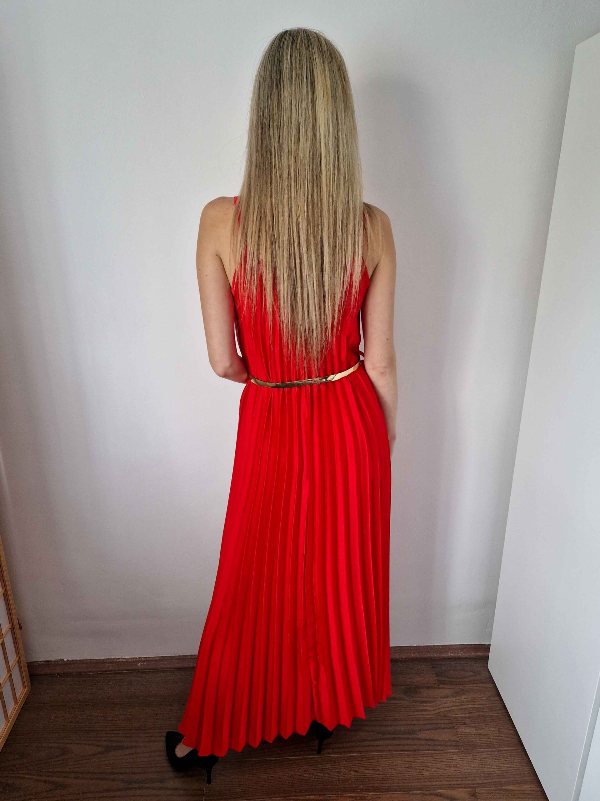 Mirabell pliszírozott piros szatén alkalmi ruha övvel
