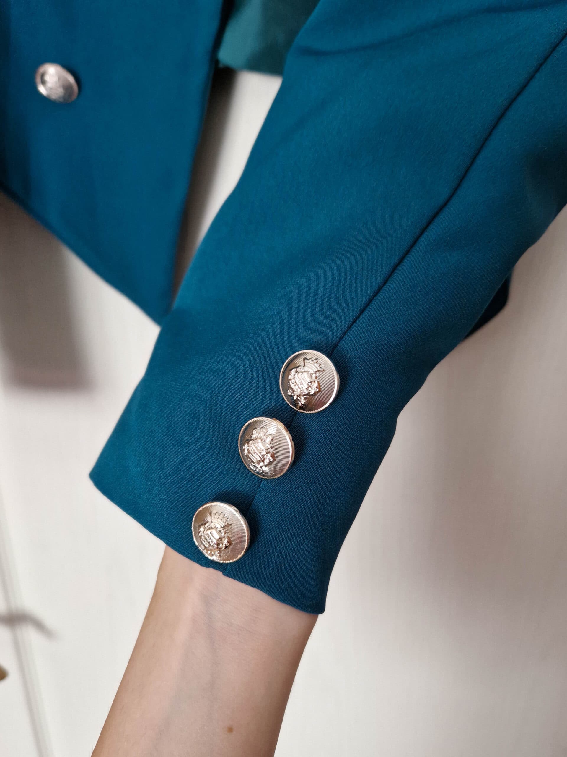 oliva-petrol-rovid-blezer-diszgombokkal-2