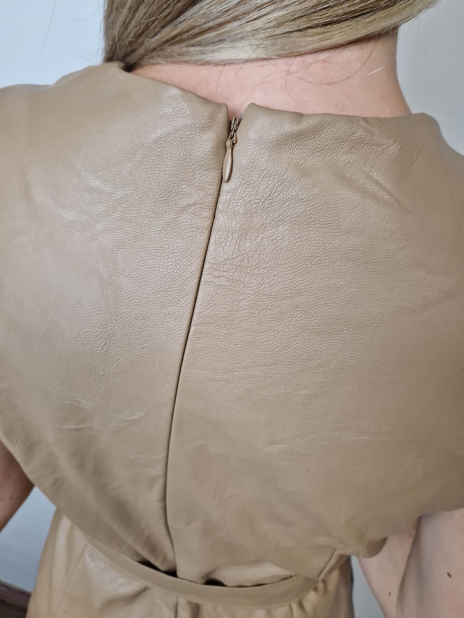 maddie-barna-borhatasu-ruha-derekan-megkotheto-15