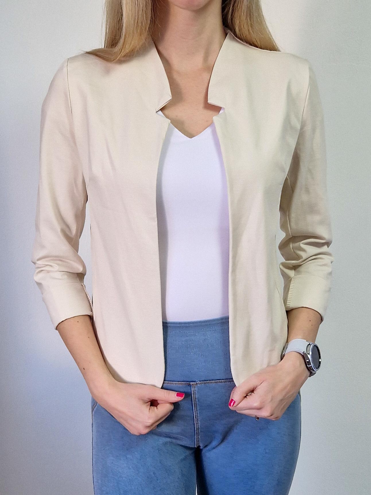 Camilla krémszínű elegáns blézer – karcsúsító fazonnal