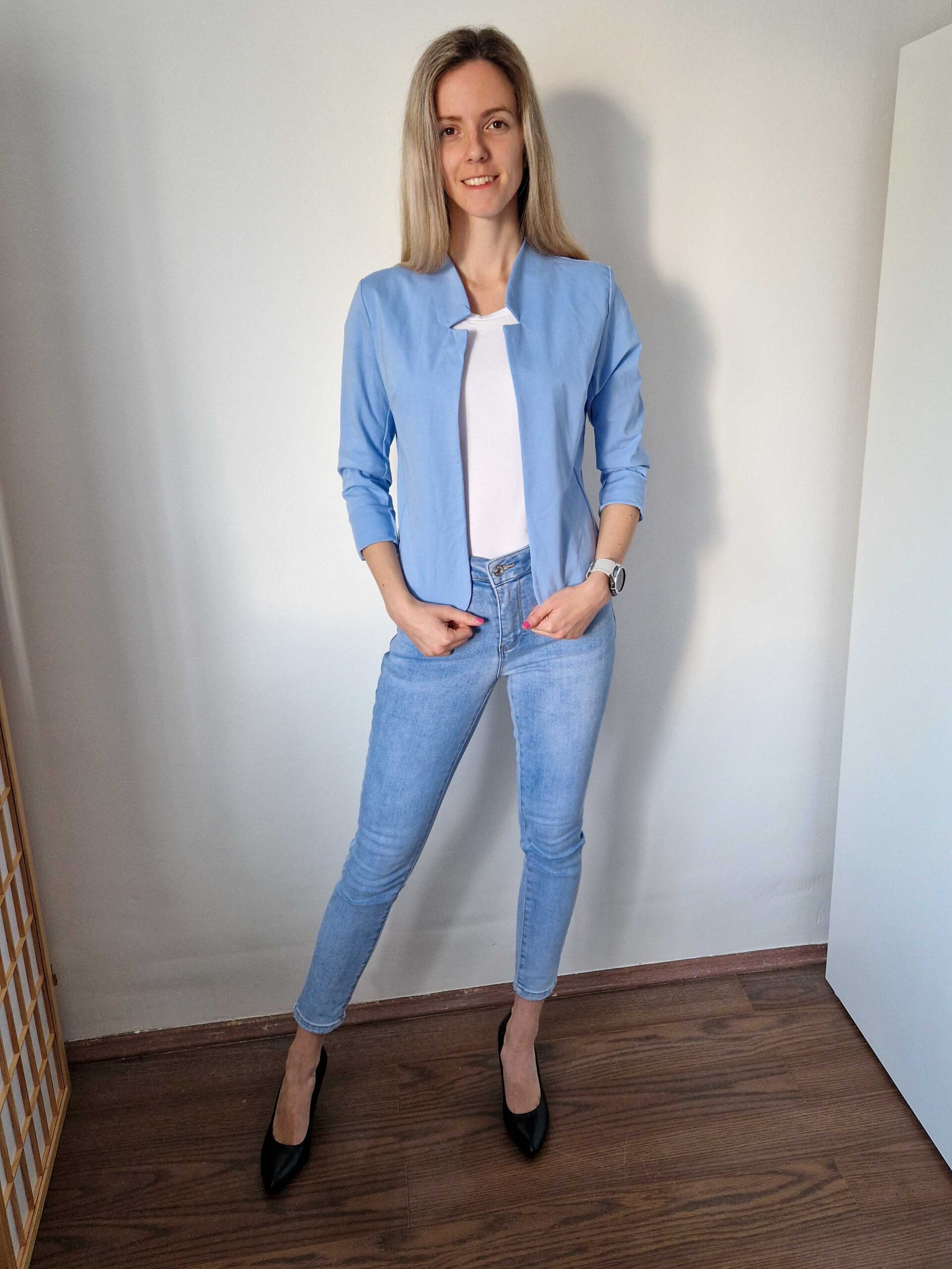 Camilla világoskék elegáns blézer – karcsúsító fazonnal