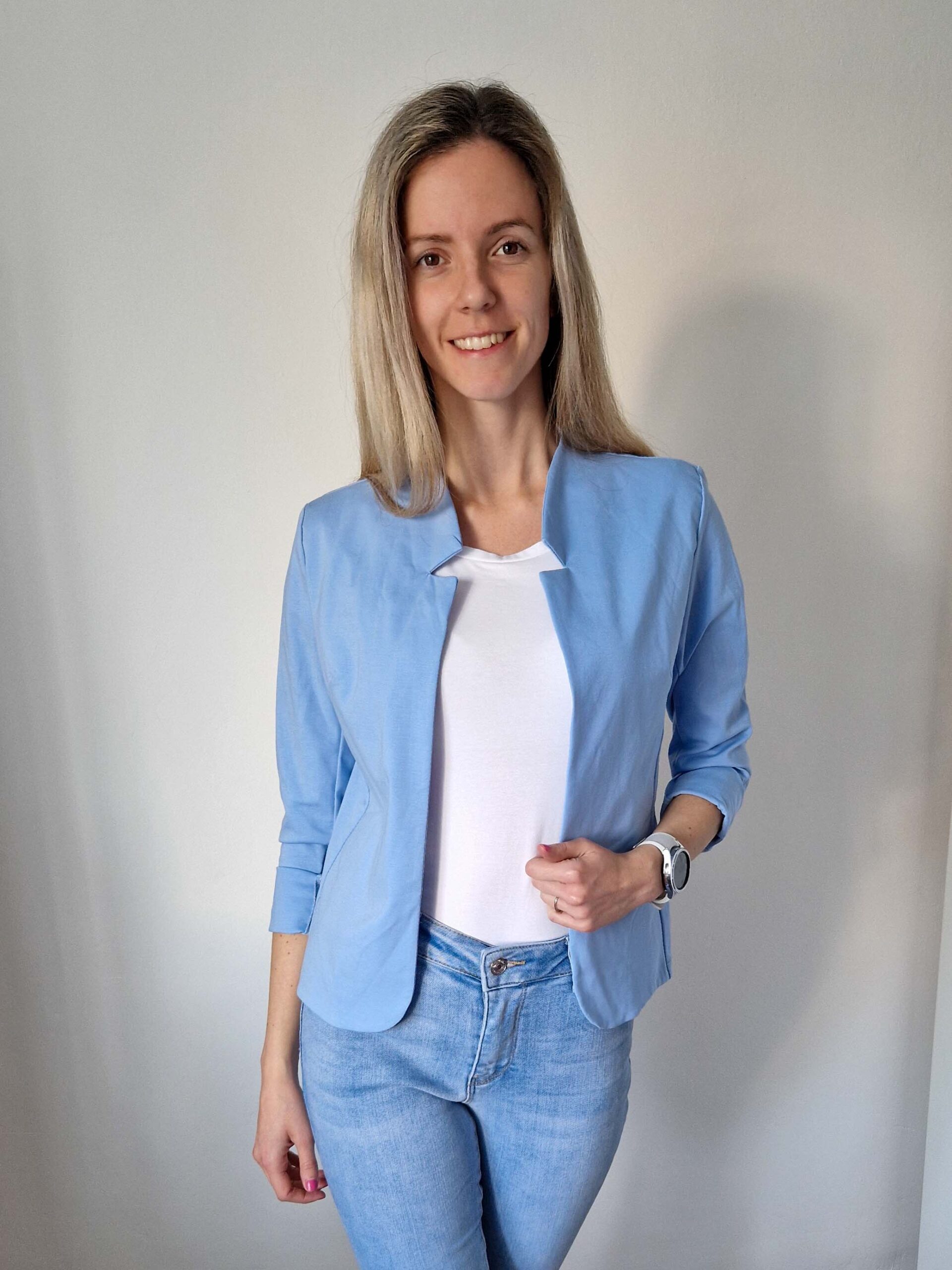 Camilla világoskék elegáns blézer – karcsúsító fazonnal