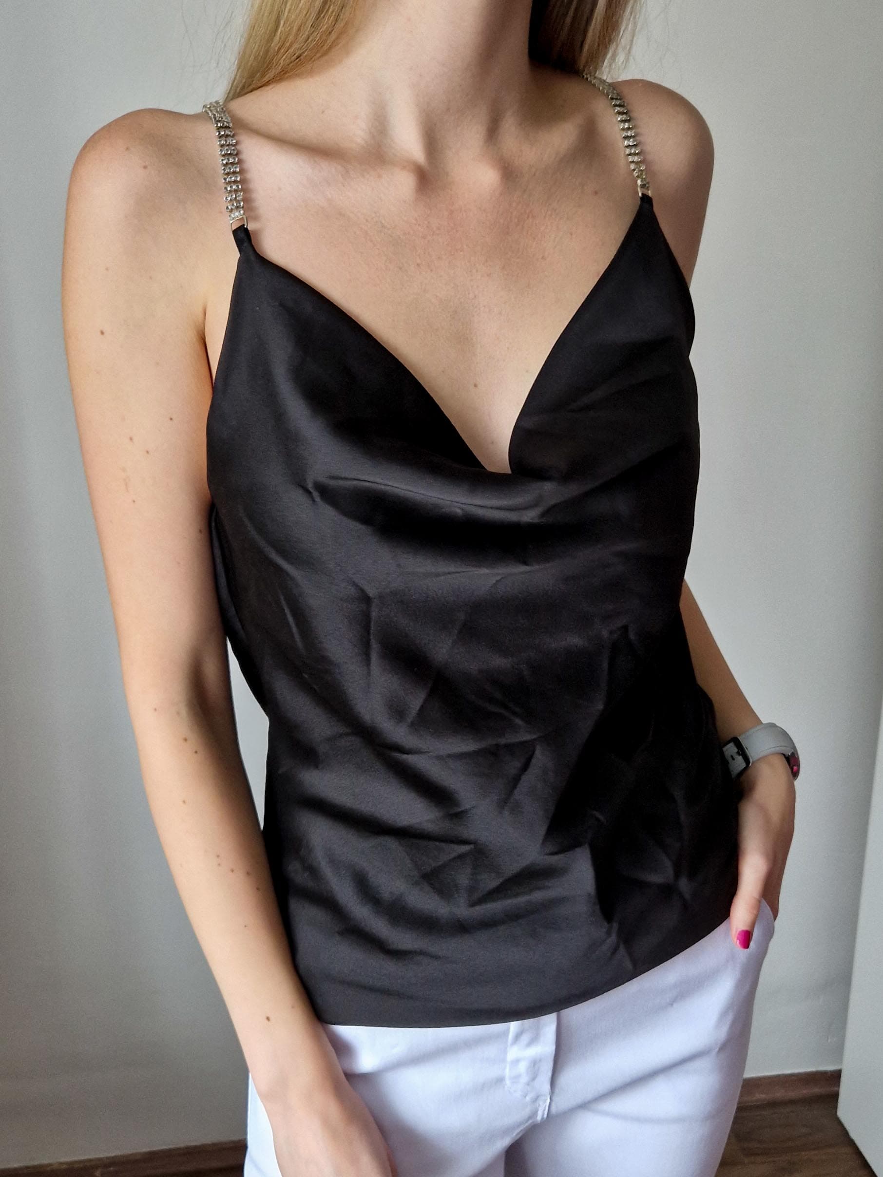 Heni fekete szatén top köves pánttal – elegáns női felső