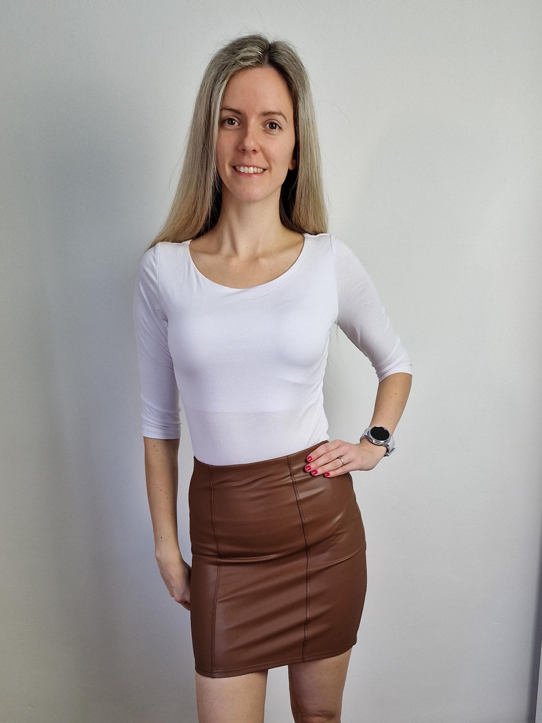 noemi-barna-borhatasu-ceruzaszoknya-1