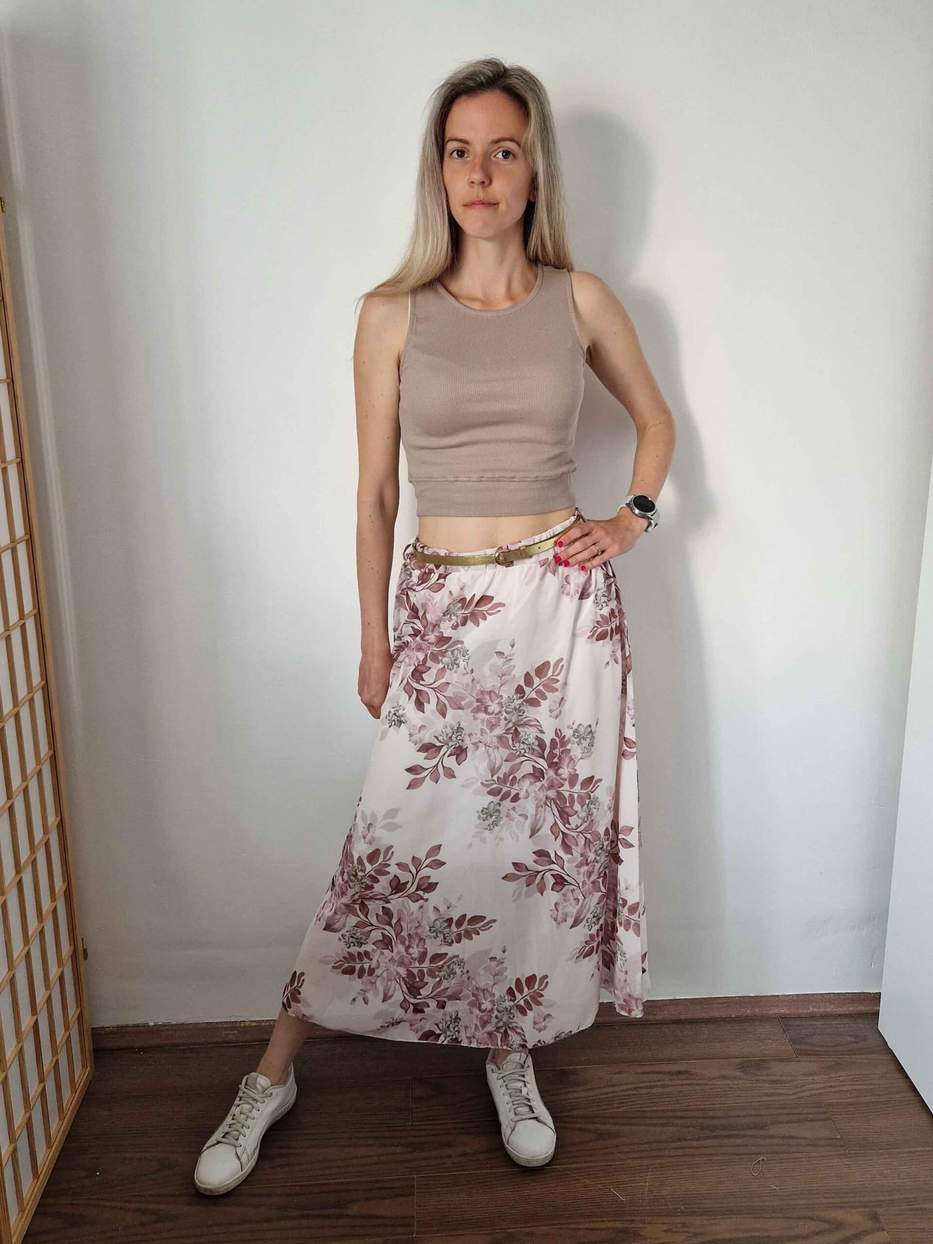 floral-barna-viragmintas-gumis-dereku-szoknya-ovvel-1