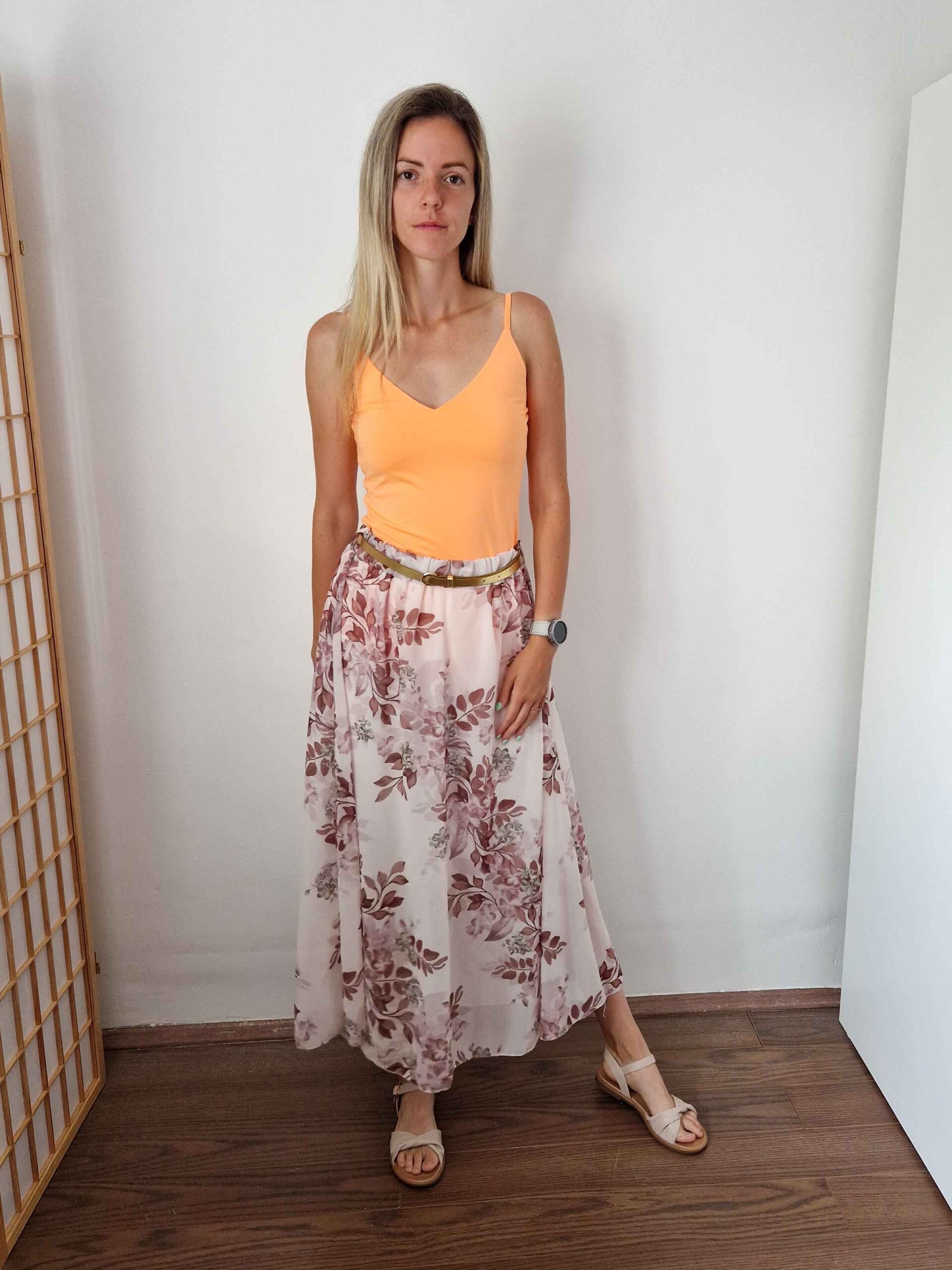 floral-barna-viragmintas-gumis-dereku-szoknya-ovvel-11