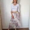 floral-szurke-viragmintas-gumis-dereku-szoknya-ovvel-1