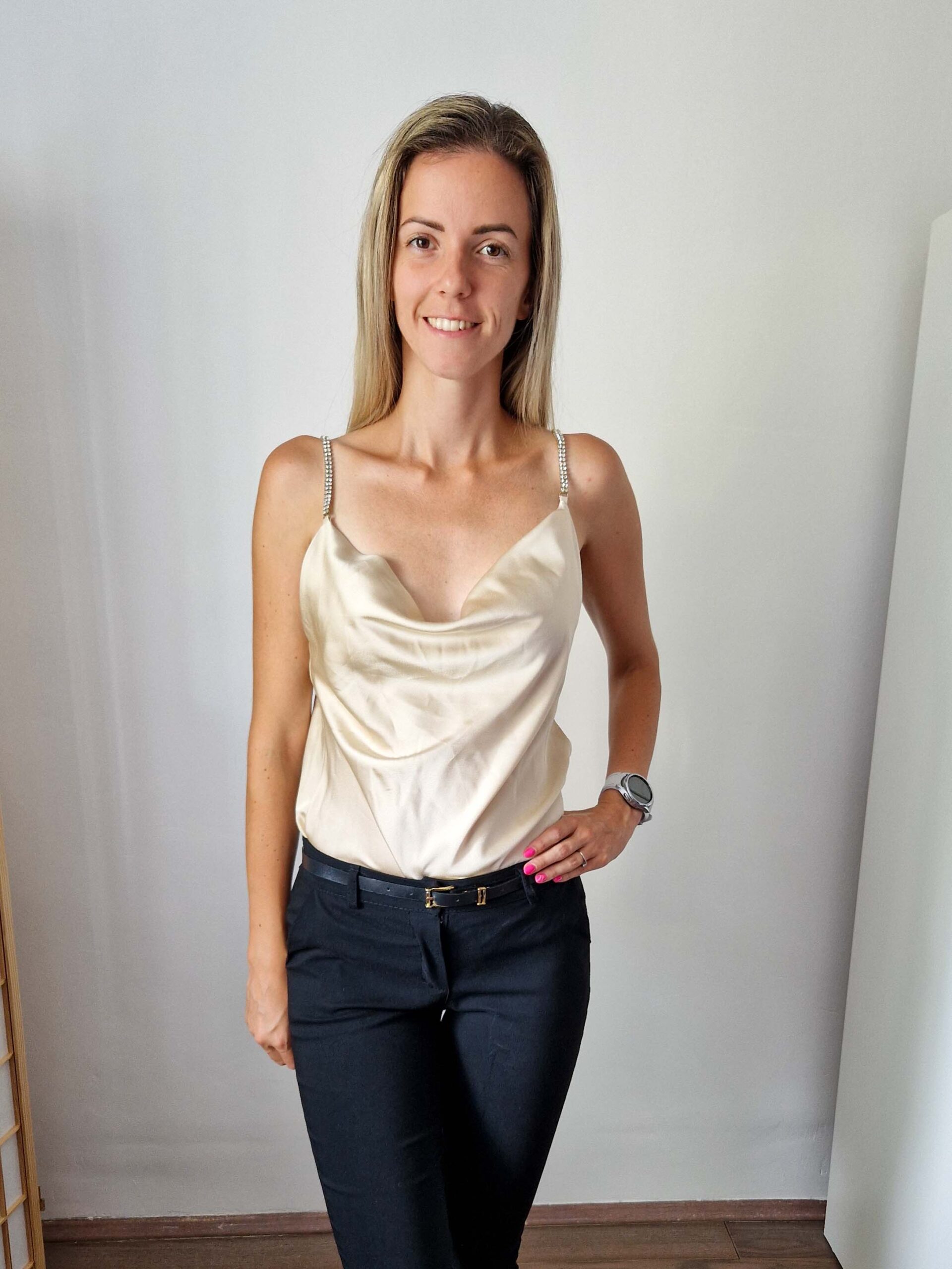 Heni pezsgőszínű szatén top köves pánttal – elegáns női felső