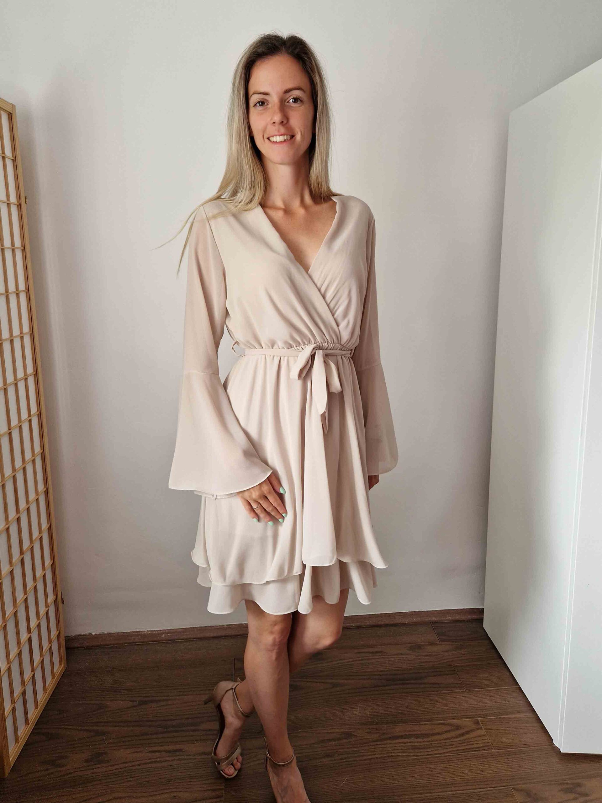 Sogno Pezsgő Elegancia bézs harangujjú loknis chiffon alkalmi ruha