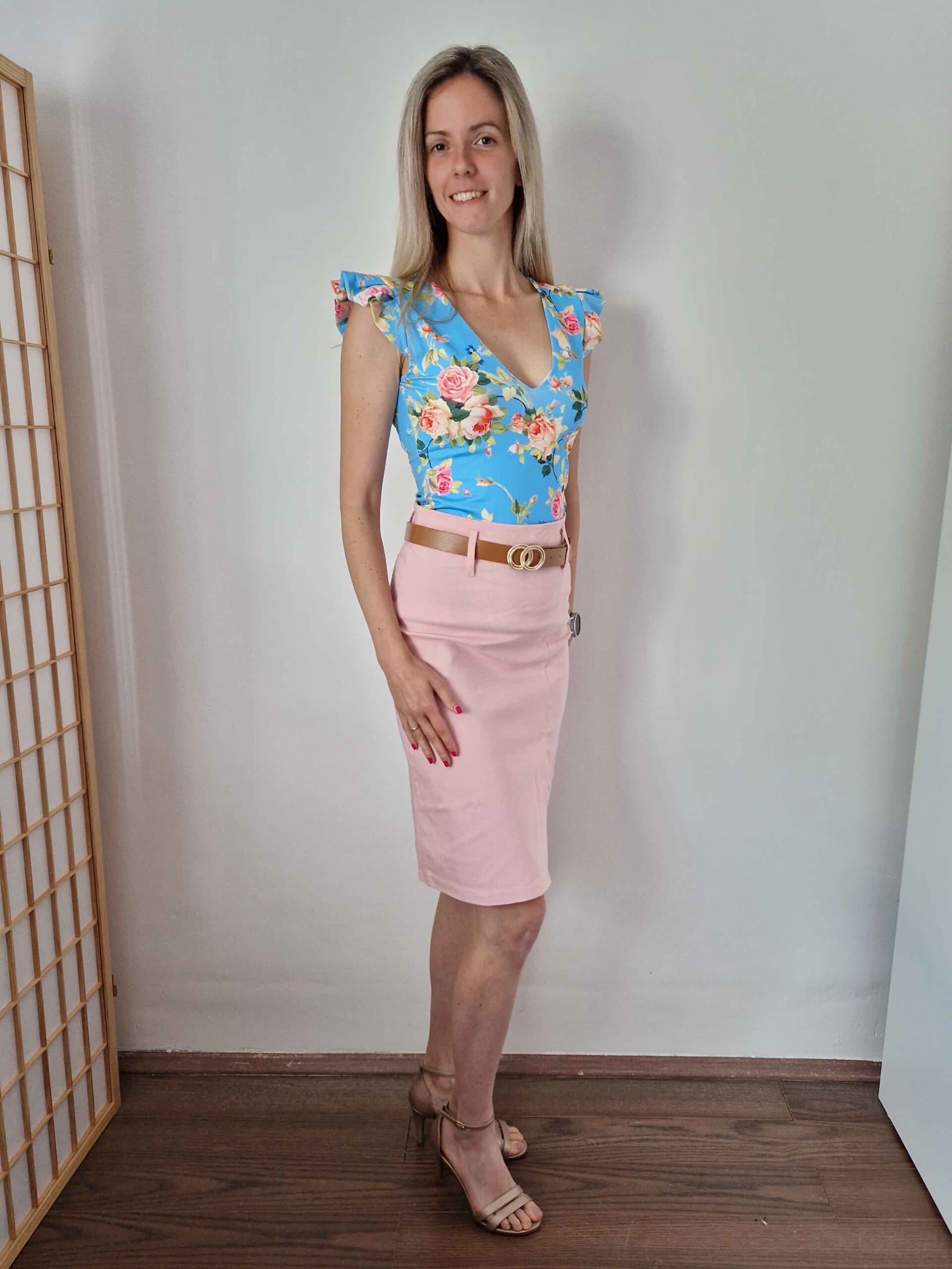 Betti elegáns púder sliccelt ceruzaszoknya övvel