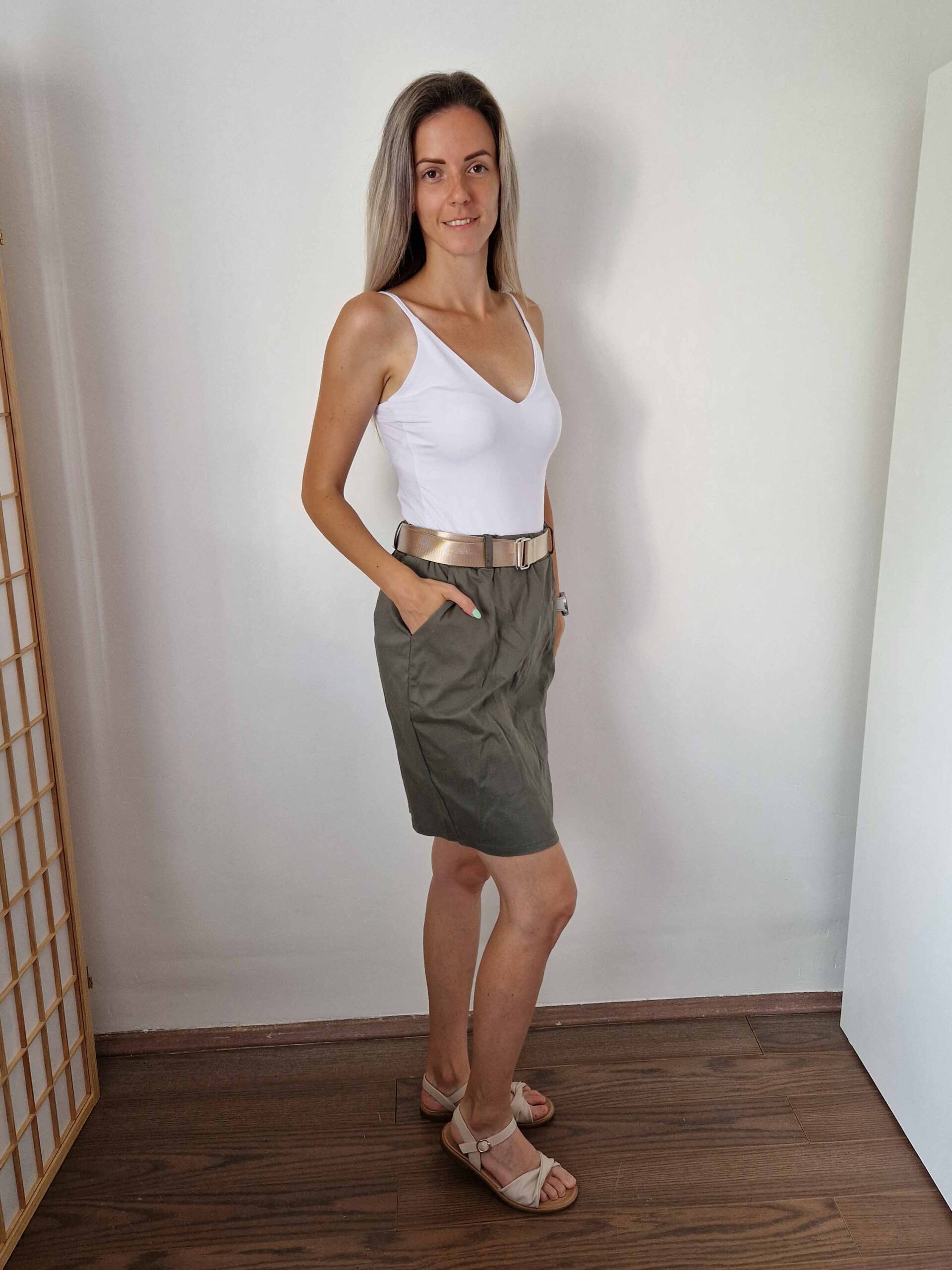 Fedora khaki zsebes térd fölé érő szoknya fényes övvel