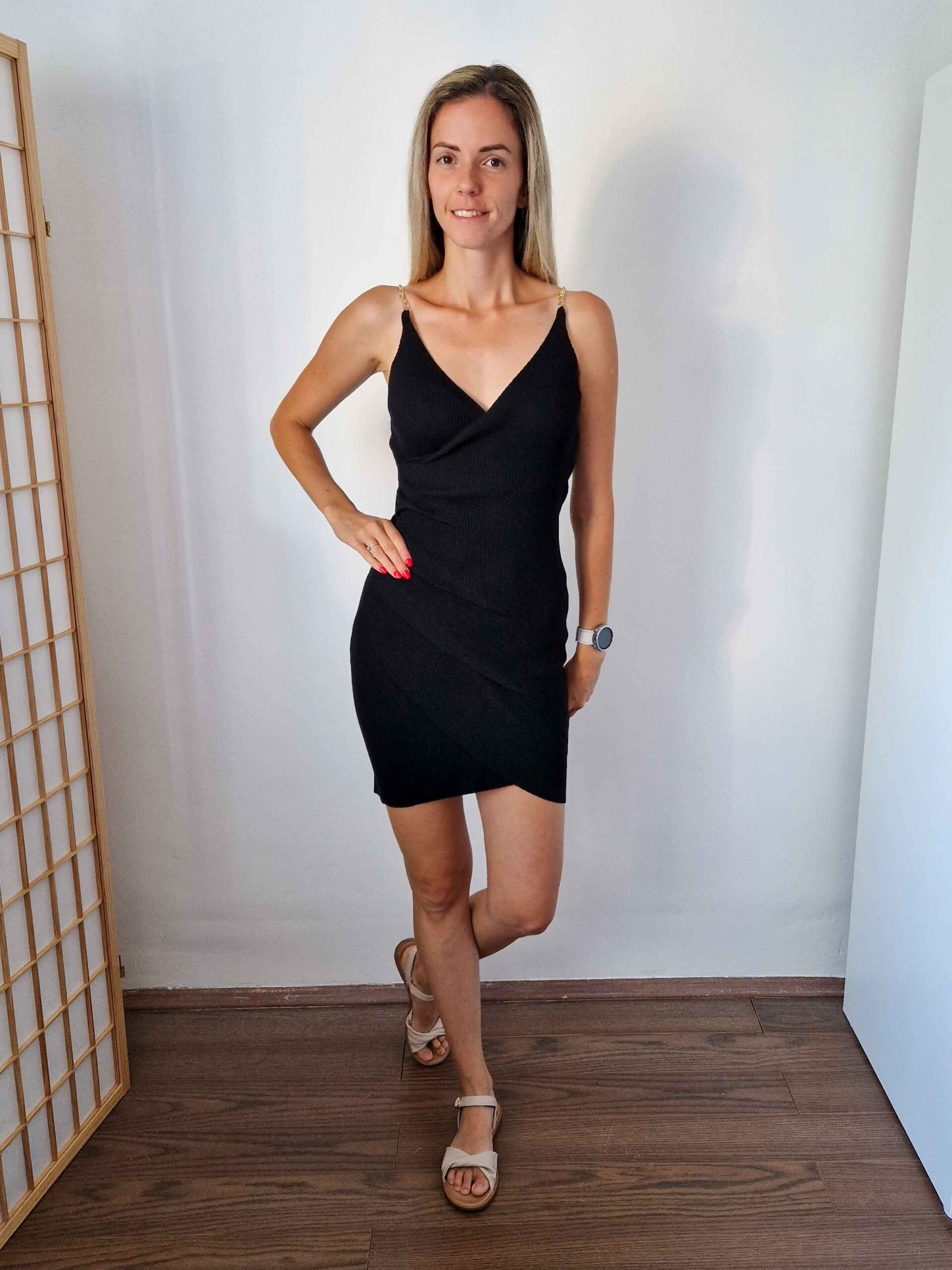 Camelia bordázott anyagú láncos fekete miniruha – XS-S-M méret