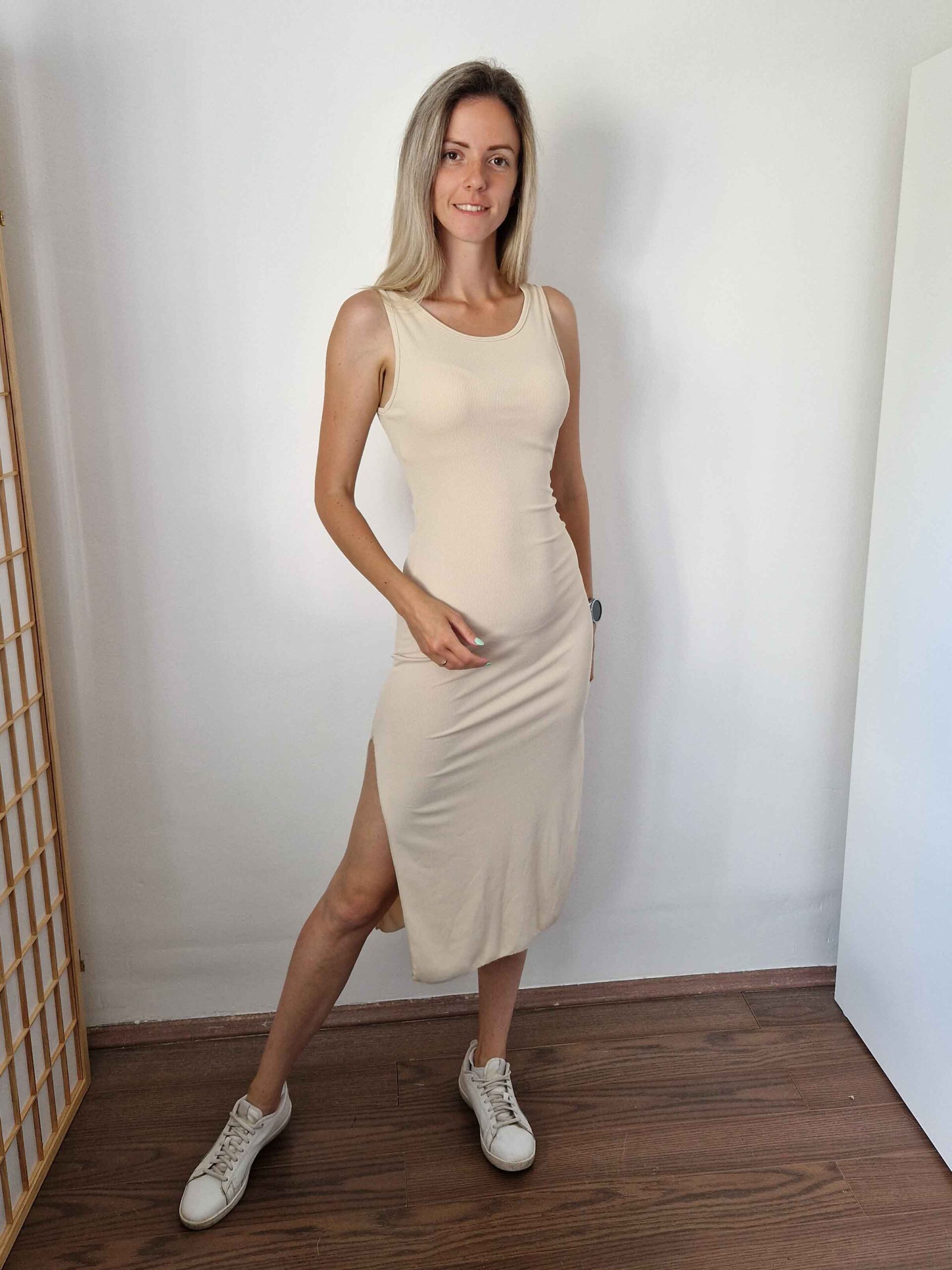 Clara bézs sliccelt trikóruha bordázott anyagból