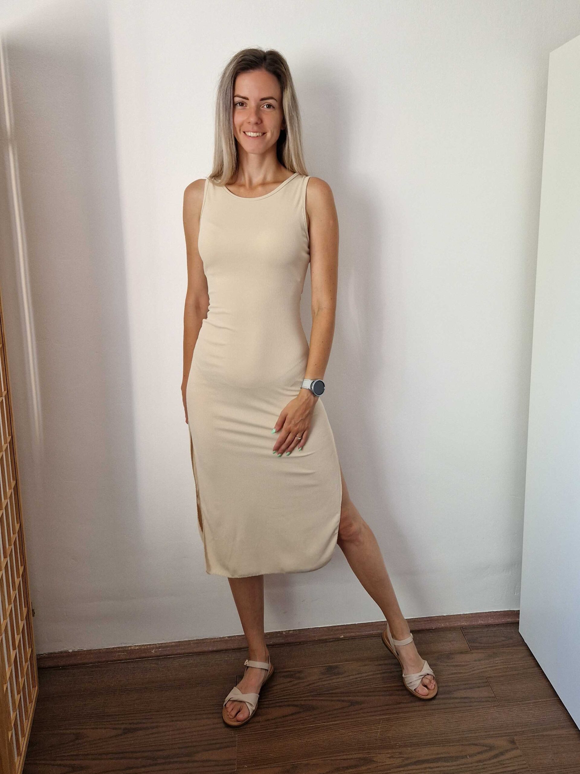 Clara bézs sliccelt trikóruha bordázott anyagból