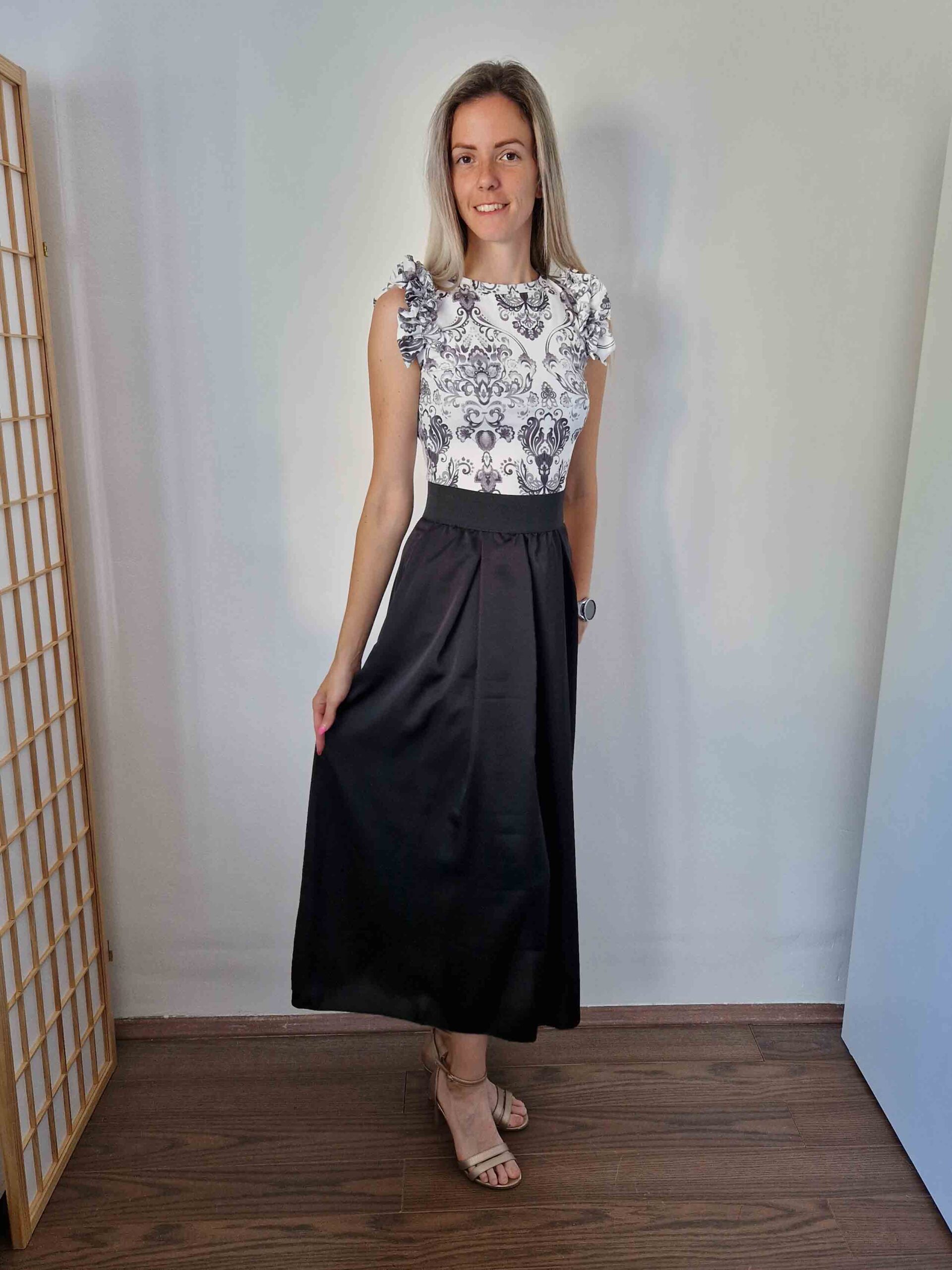 diva-fodros-vallu-feher-alapon-fekete-mintas-elegans-felso-1