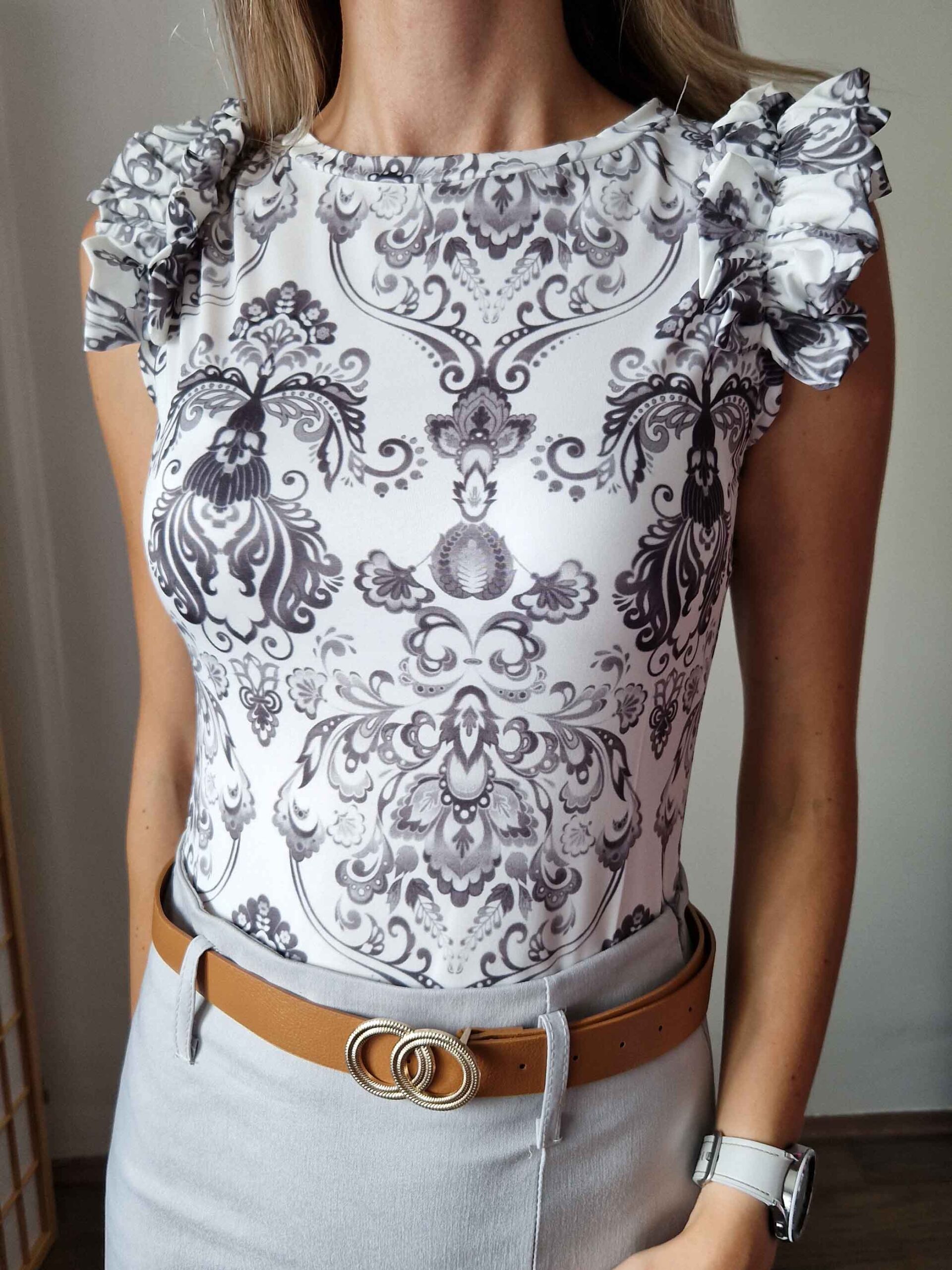 diva-fodros-vallu-feher-alapon-fekete-mintas-elegans-felso-11