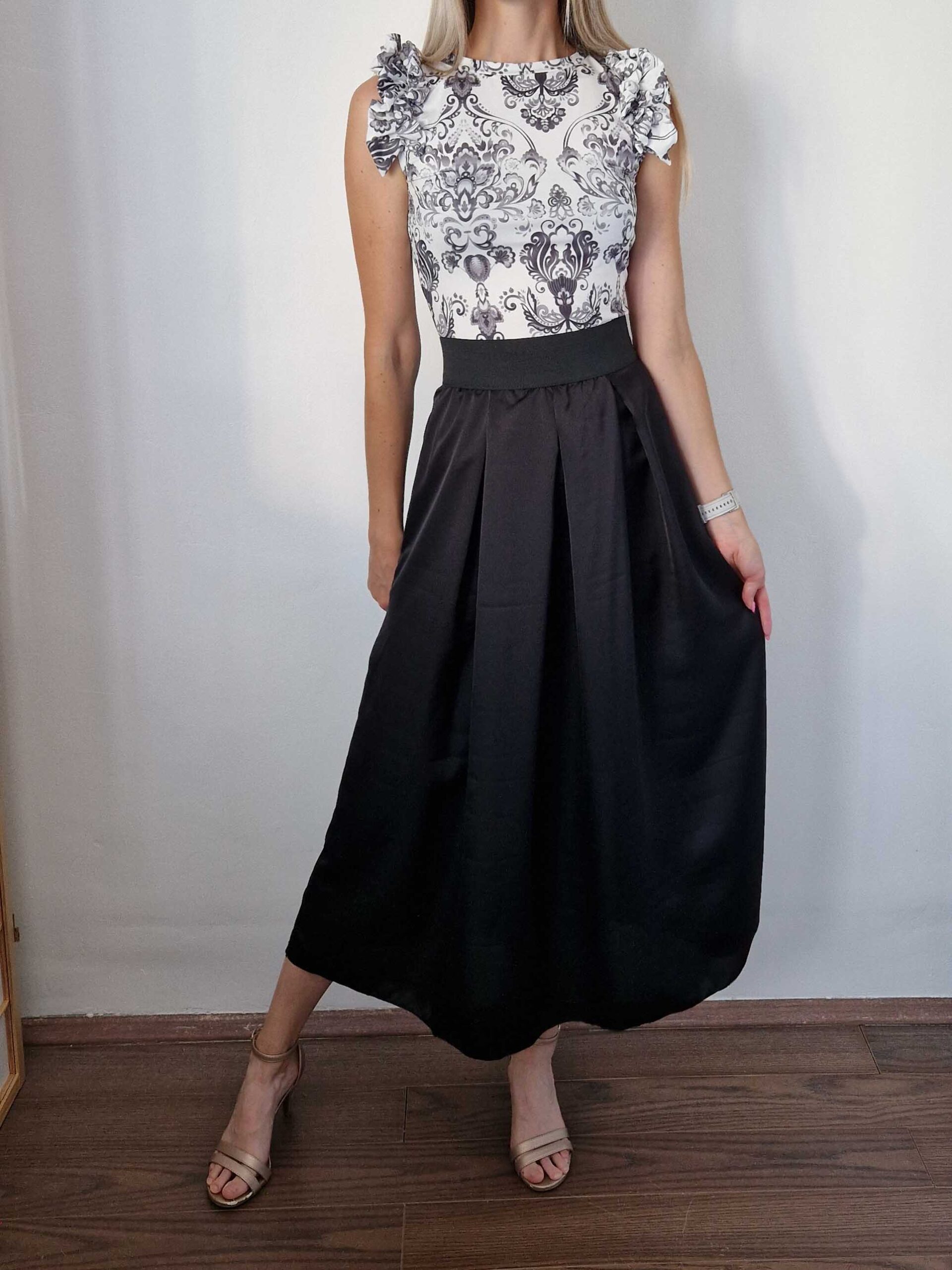 diva-fodros-vallu-feher-alapon-fekete-mintas-elegans-felso-3