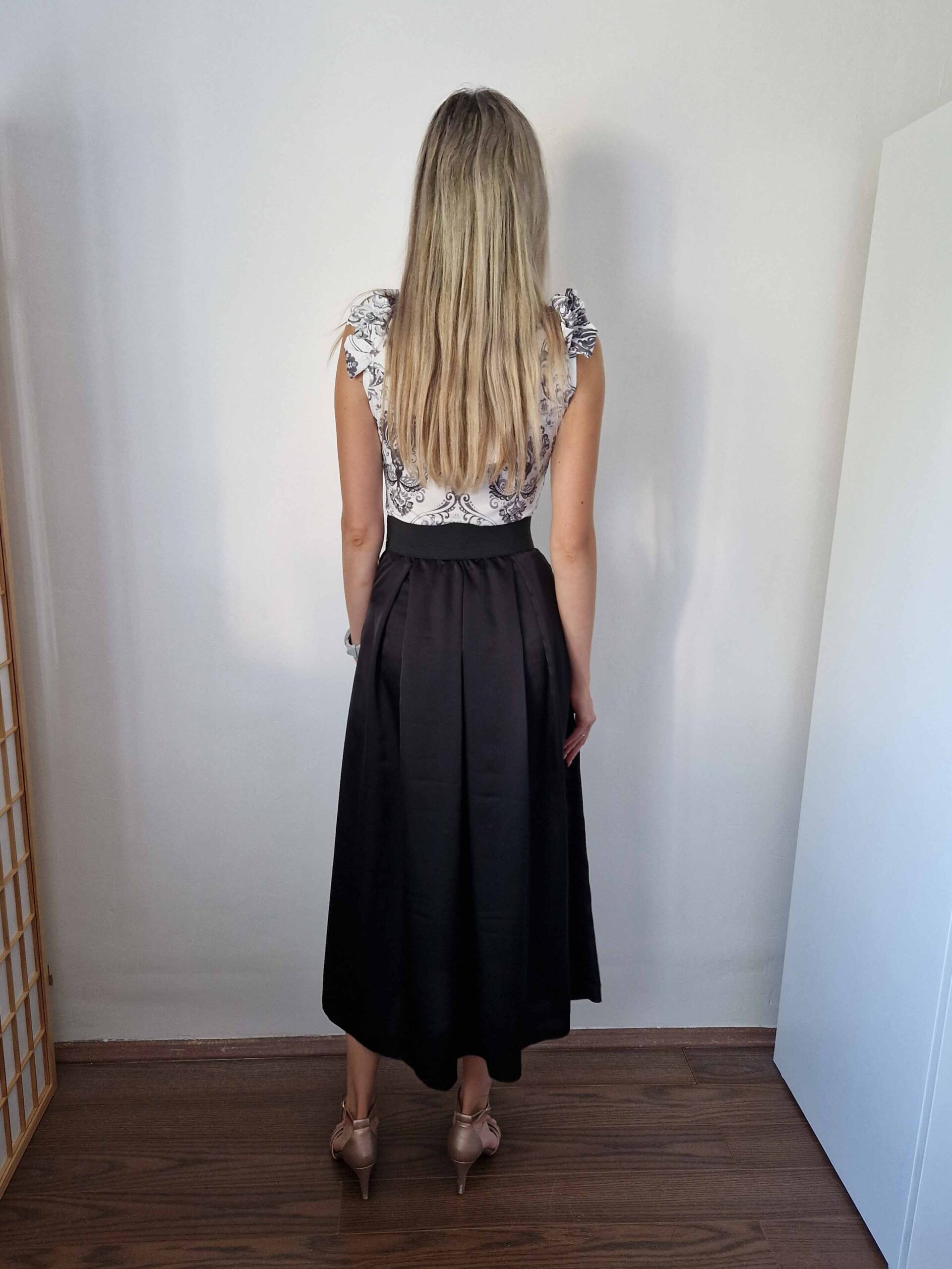 diva-fodros-vallu-feher-alapon-fekete-mintas-elegans-felso-6