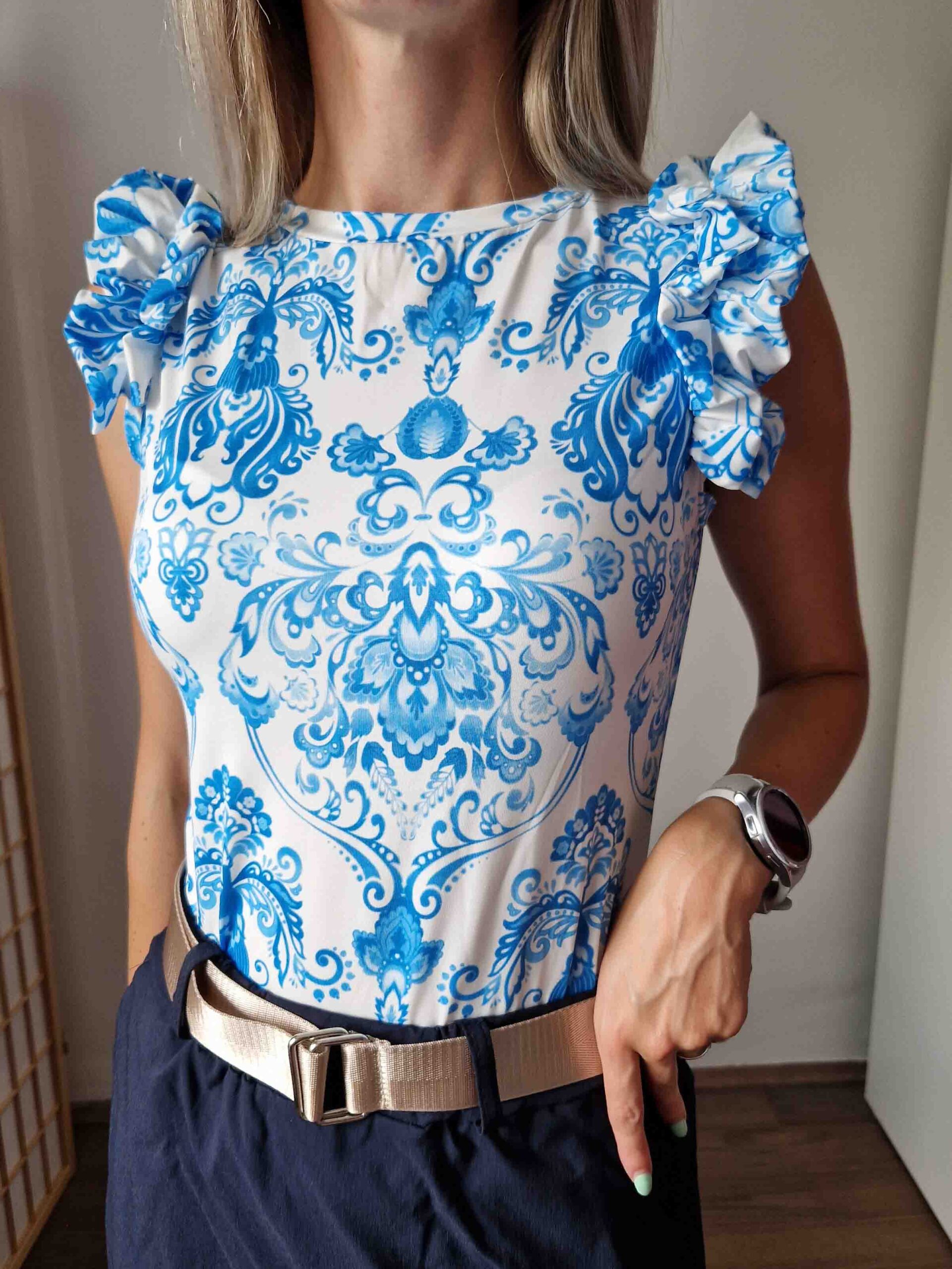 diva-fodros-vallu-feher-alapon-kek-mintas-elegans-felso-11