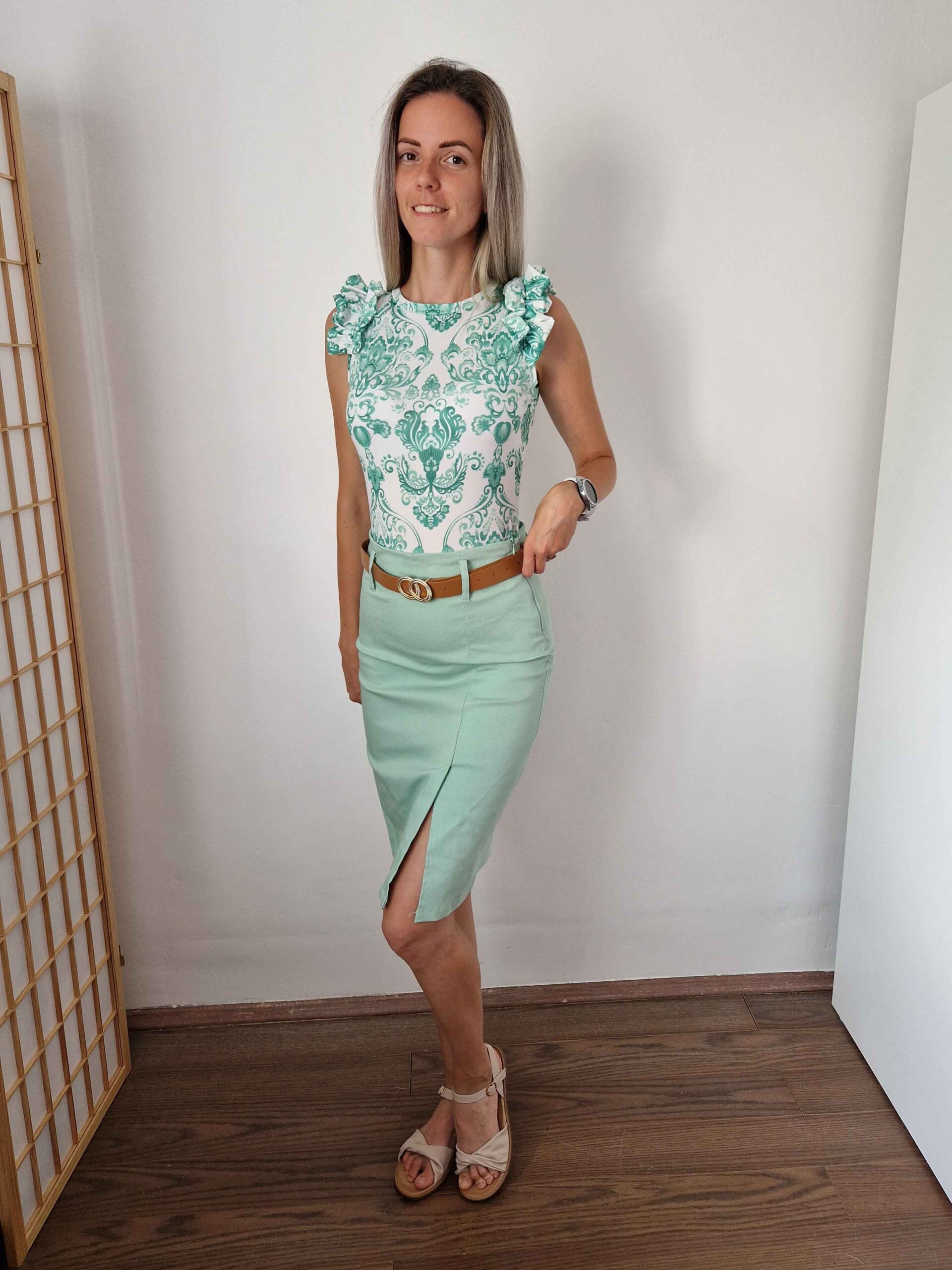 Diva fodros vállú fehér alapon zöld mintás elegáns felső