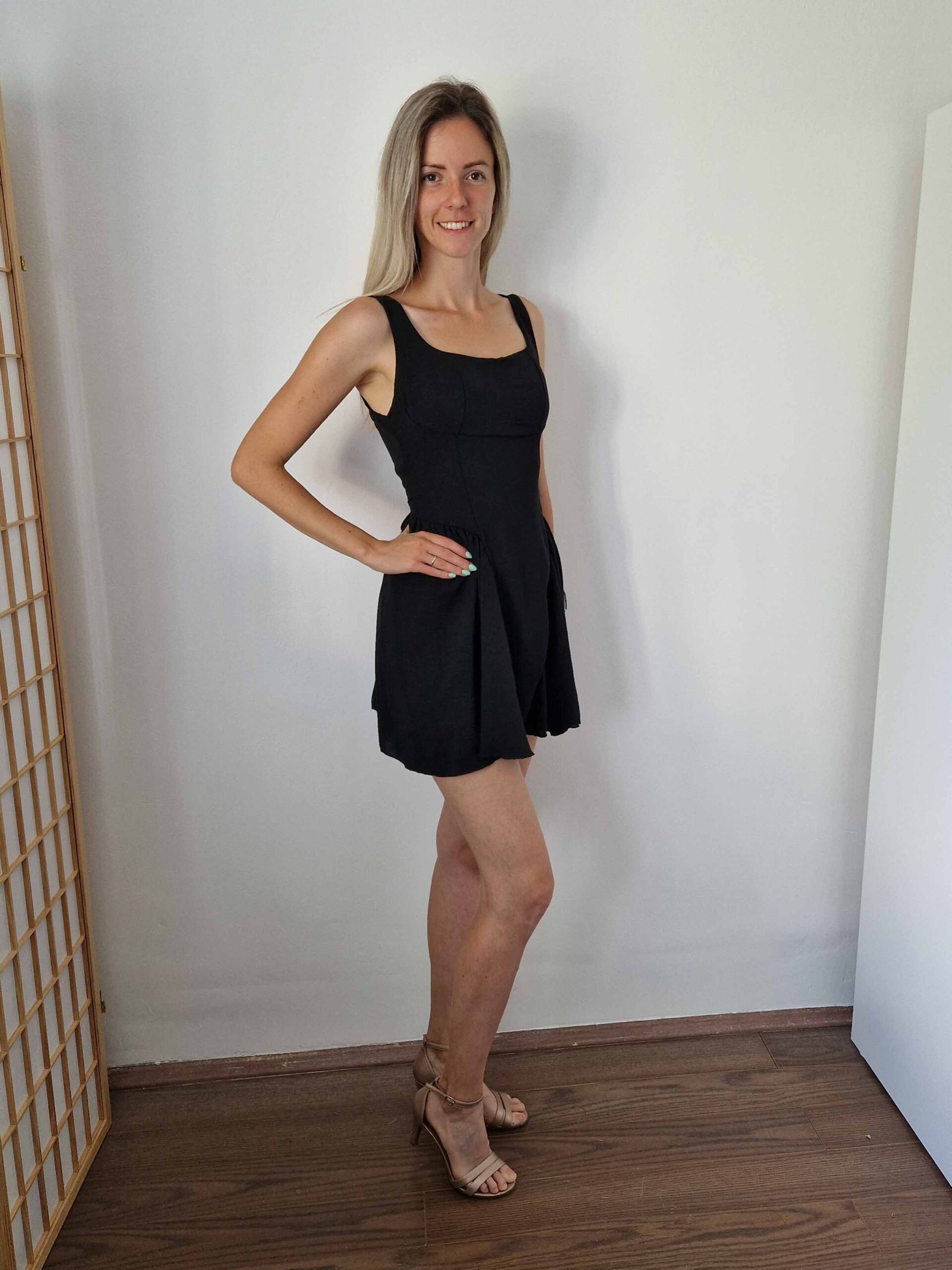 Ella fekete dekoltált különleges szabású hátul masnira kötős ruha alacsony hölgyeknek