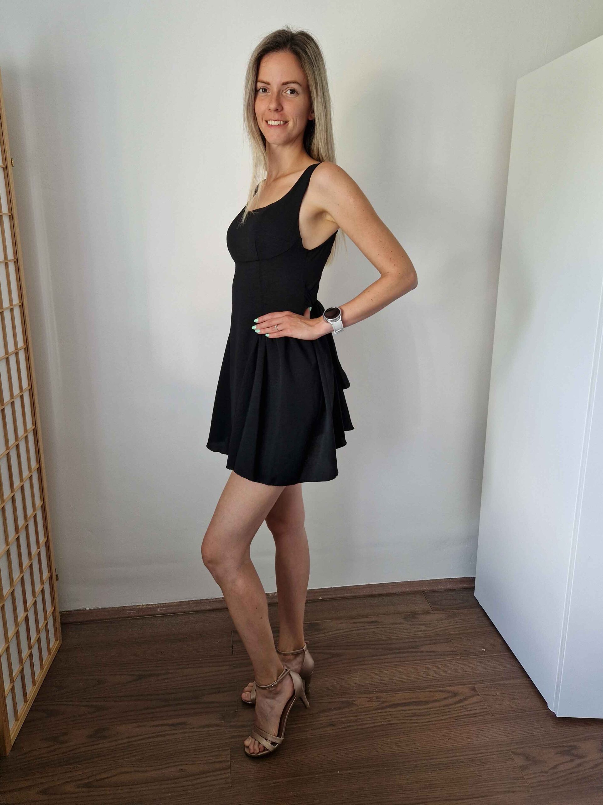 Ella fekete dekoltált különleges szabású hátul masnira kötős ruha alacsony hölgyeknek