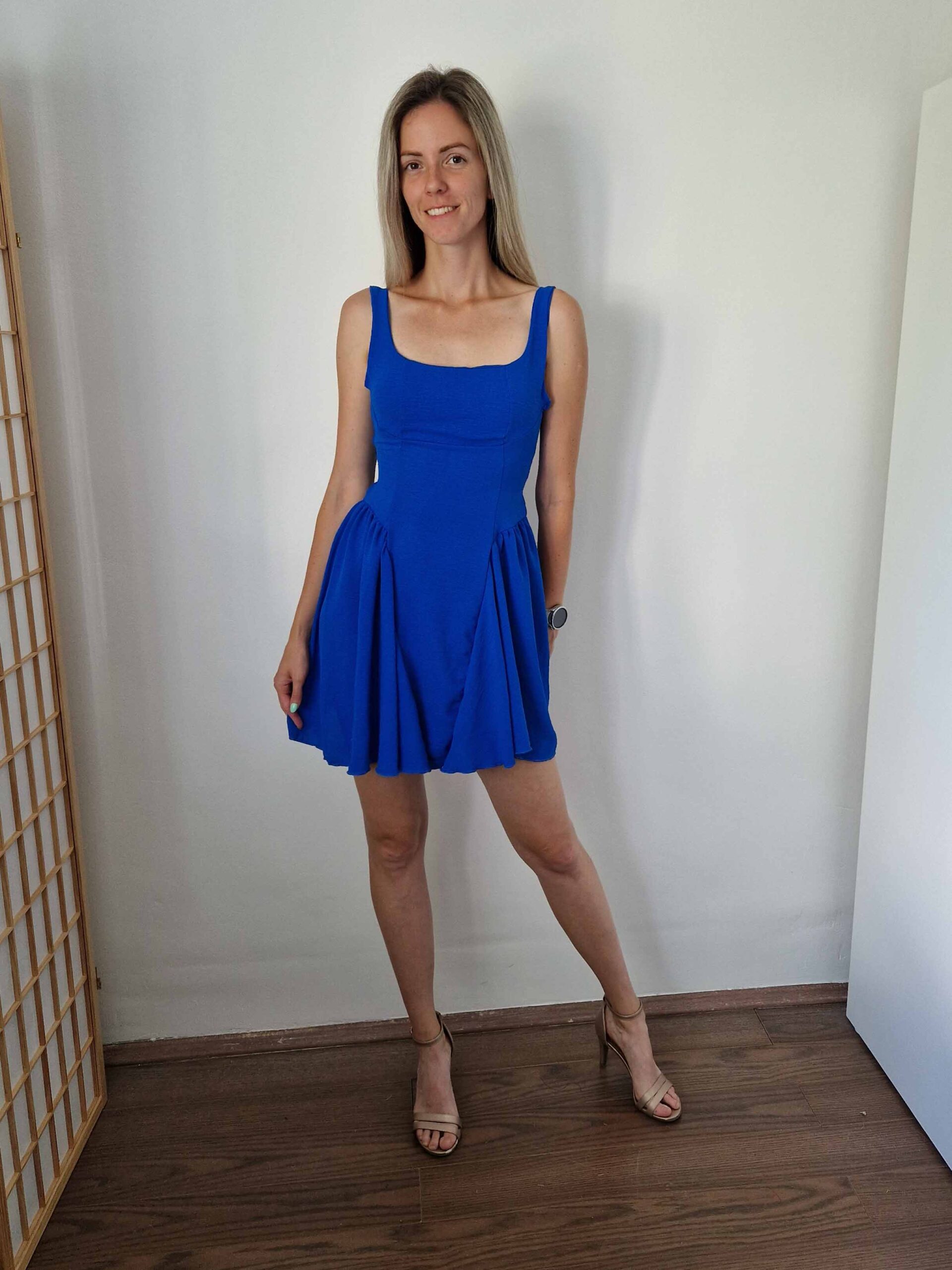 Ella királykék dekoltált különleges szabású hátul masnira kötős ruha alacsony hölgyeknek