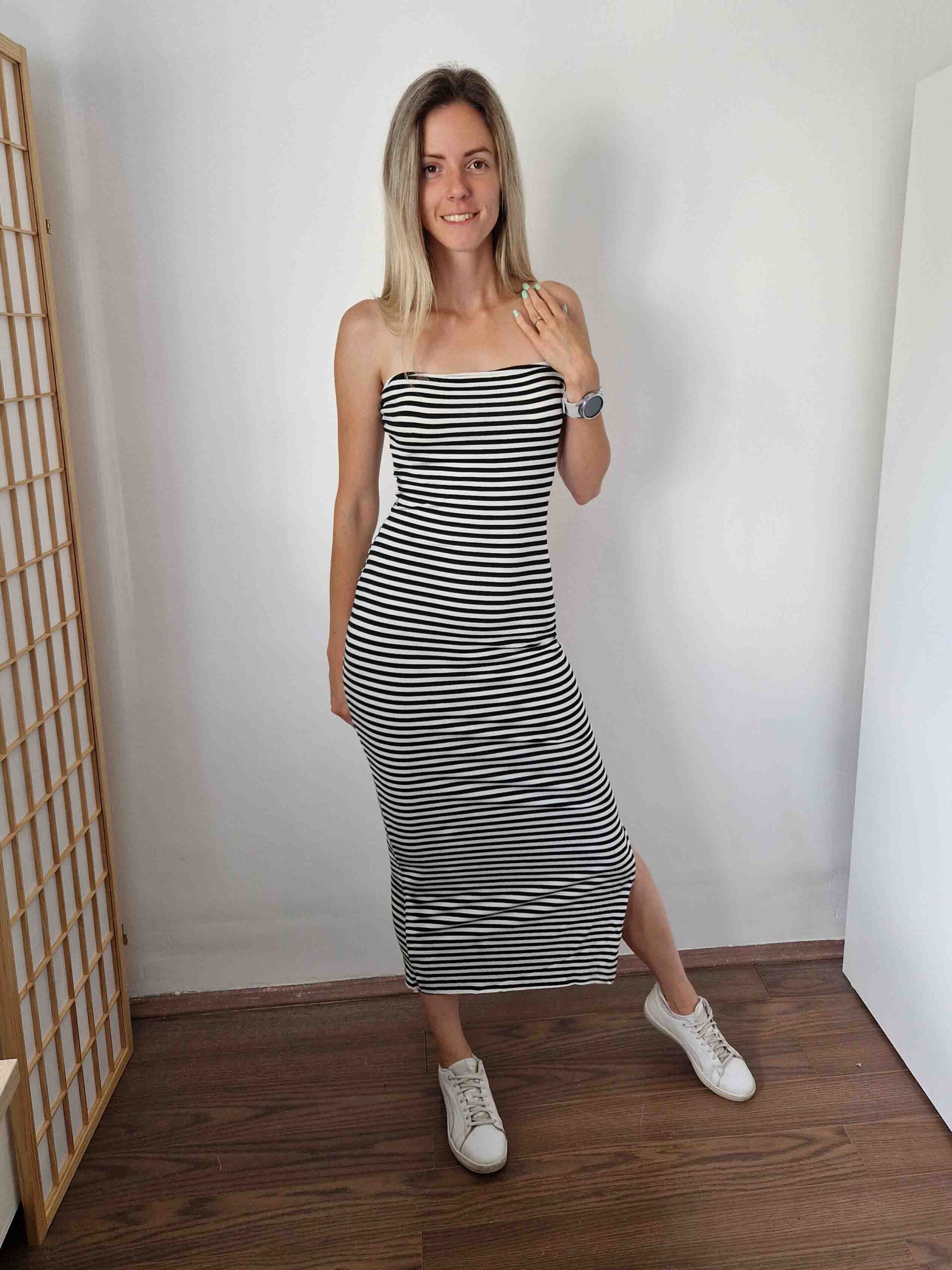 Grace fekete minicsíkos pánt nélküli sliccelt ruha