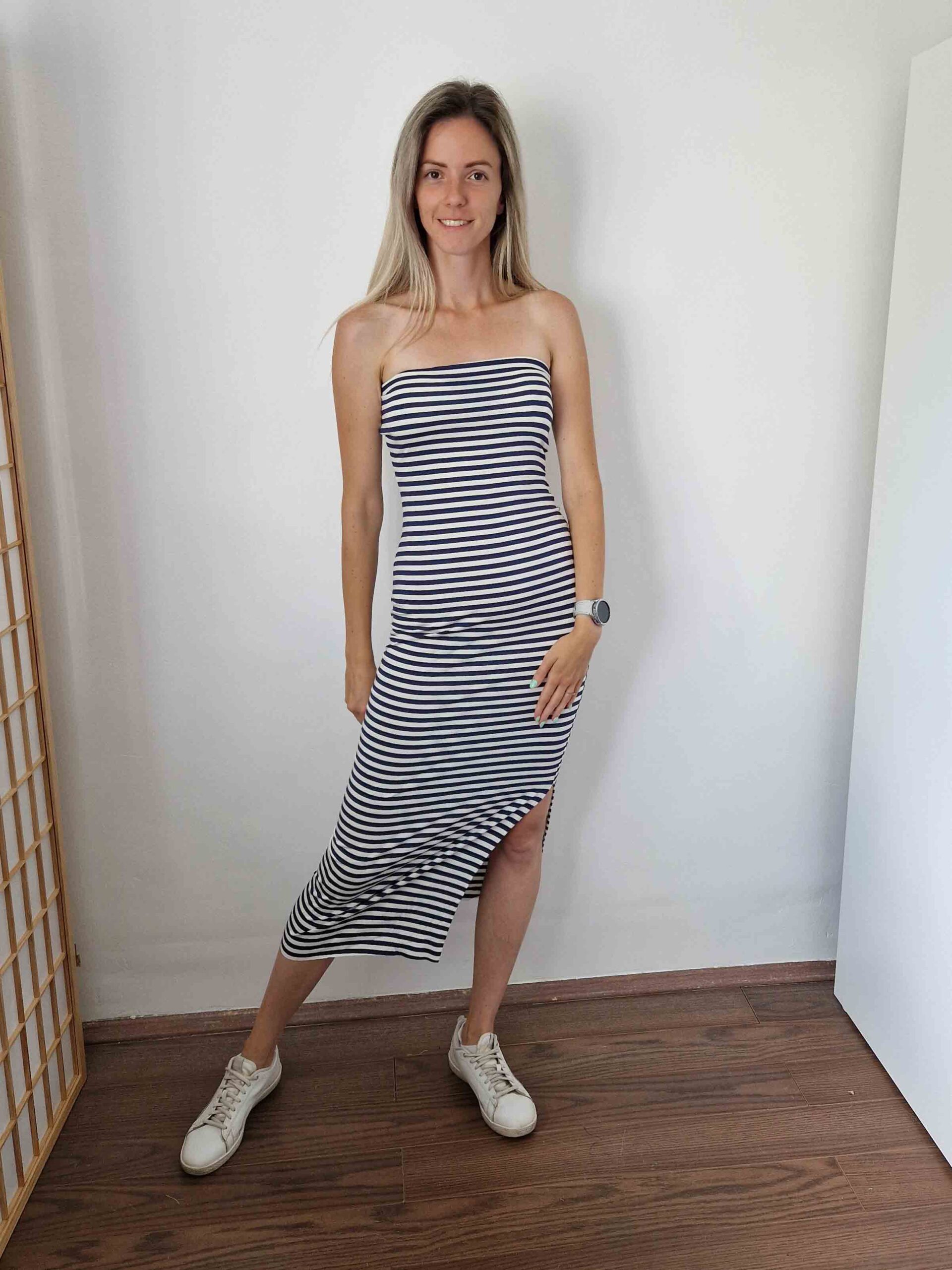 Grace navy kék minicsíkos pánt nélküli sliccelt ruha