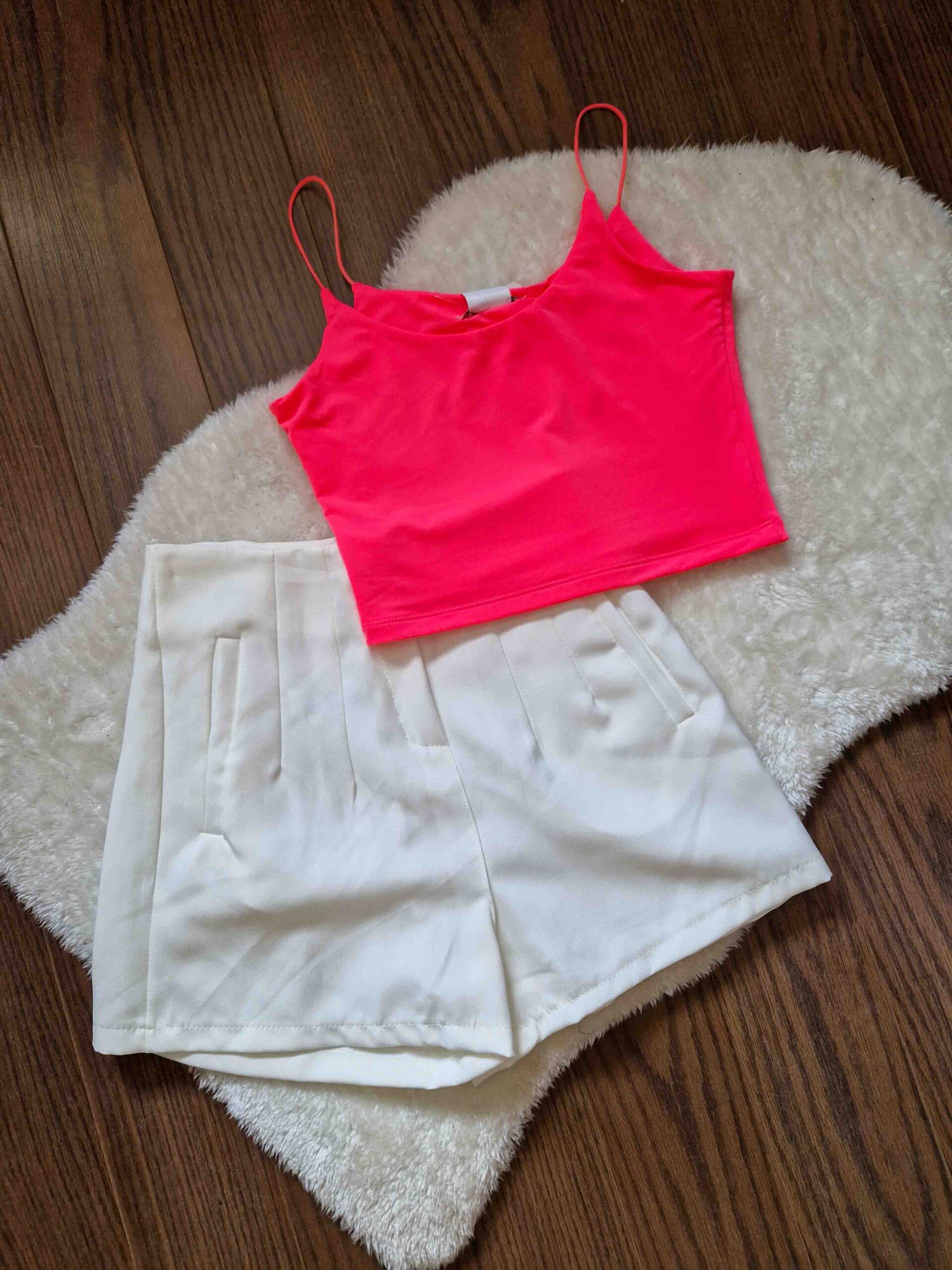 Regina kereknyakú spagettipántos basic neon fukszia crop top