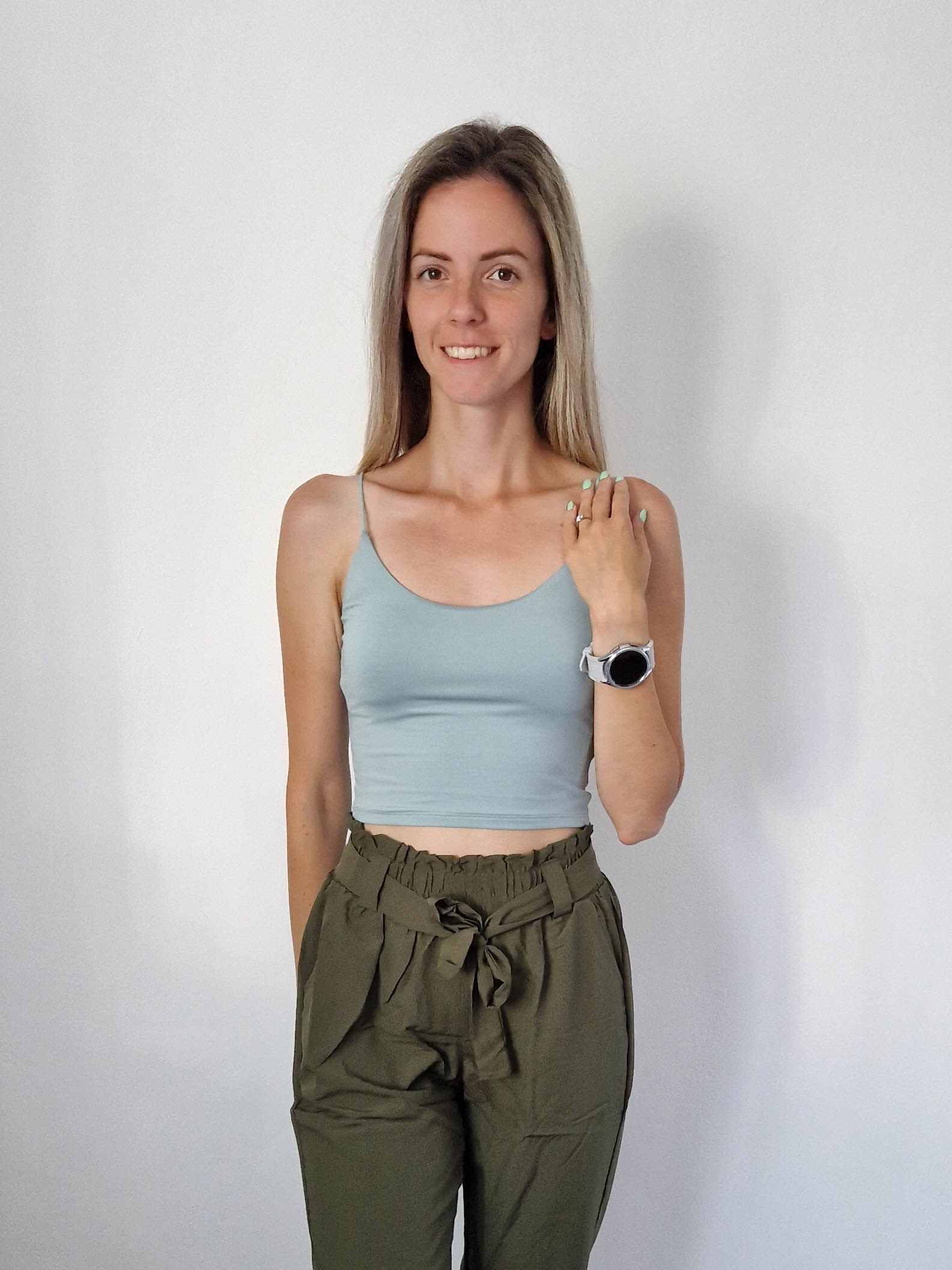 Regina kereknyakú spagettipántos basic olíva zöld crop top
