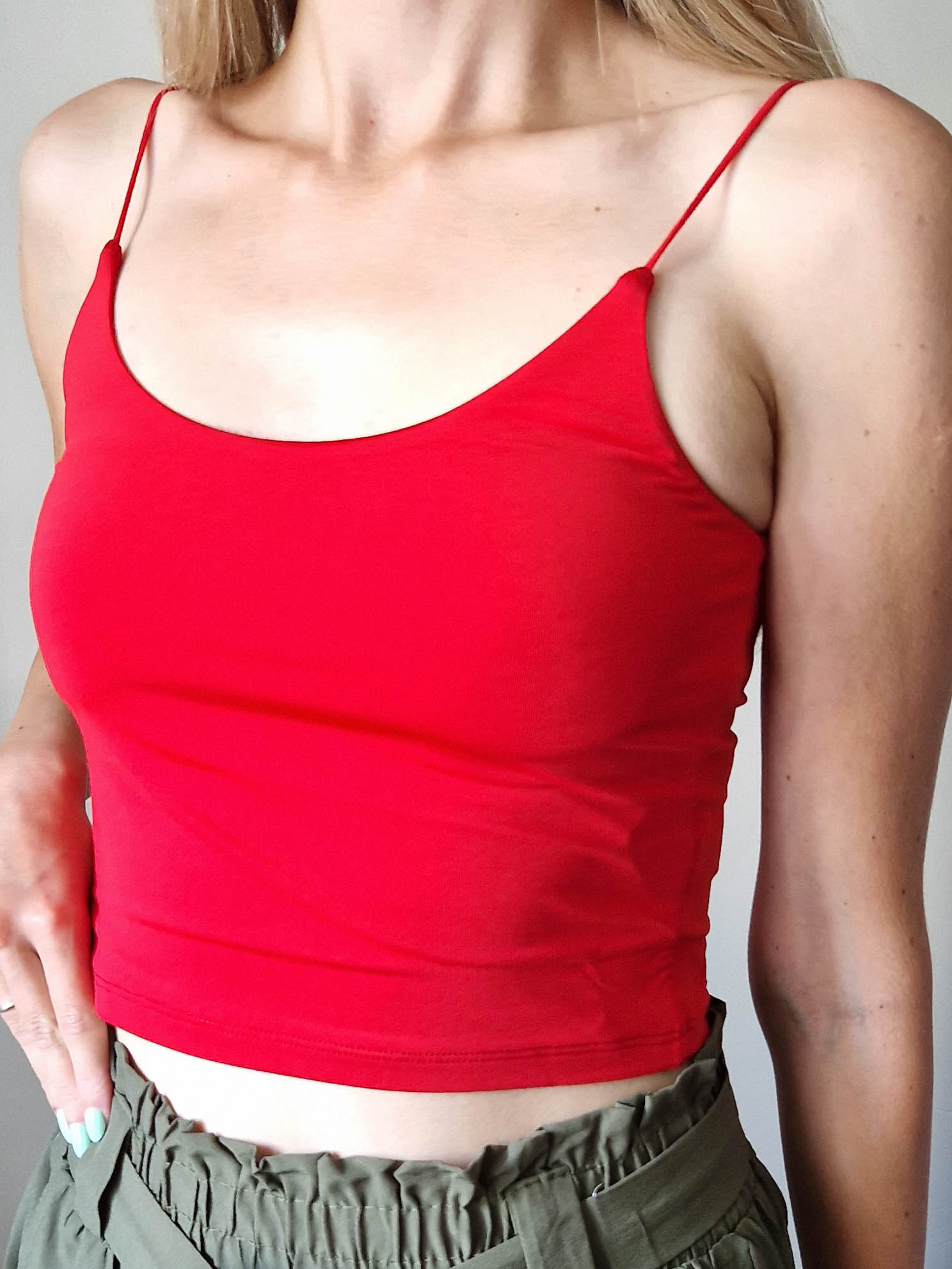 Regina kereknyakú spagettipántos basic piros crop top
