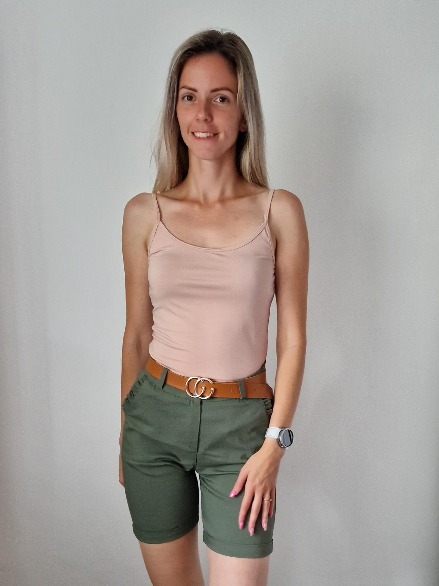 Simple kereknyakú basic nude top állítható pánttal - Maini