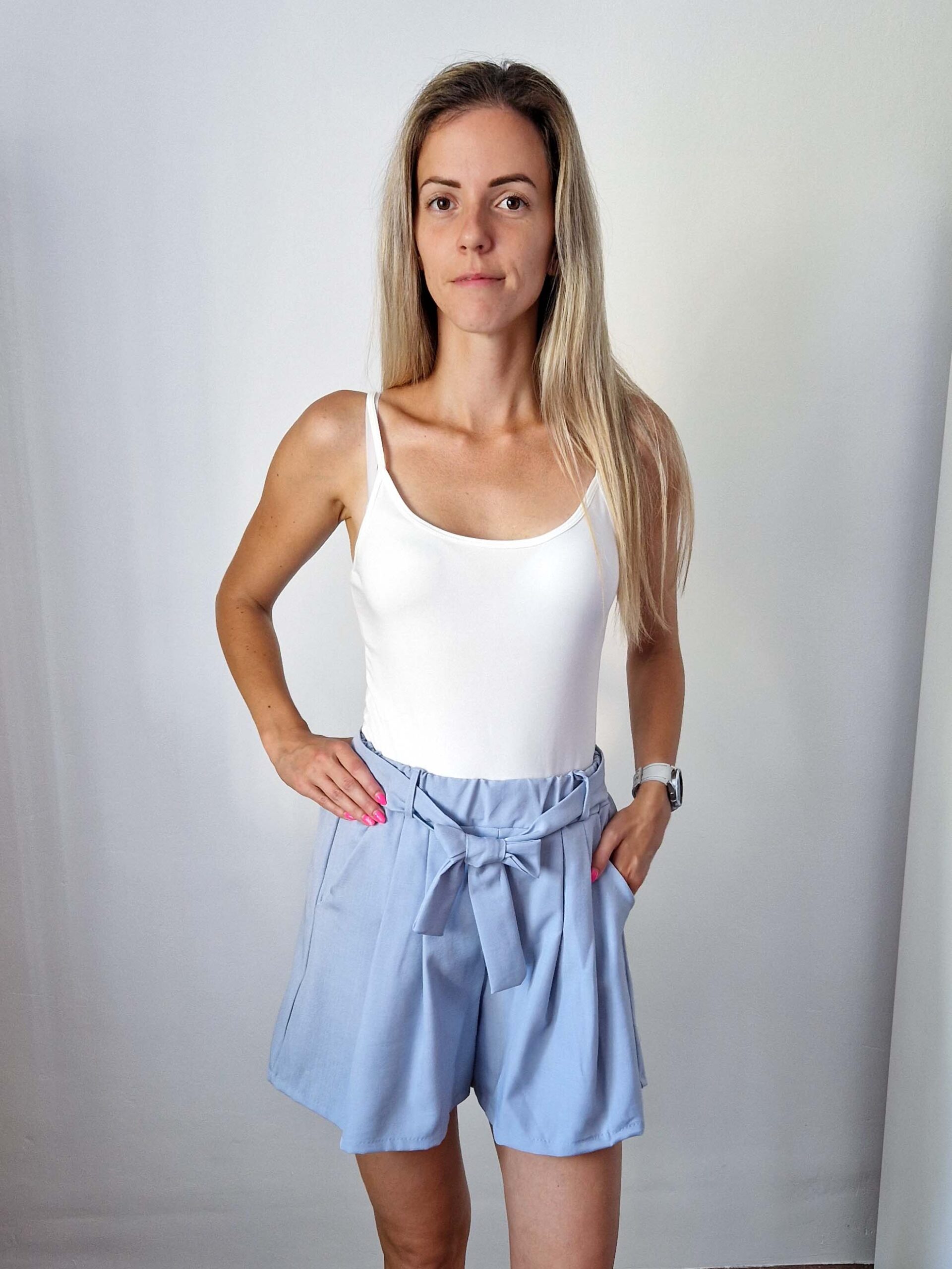 Simple kereknyakú basic törtfehér top állítható pánttal