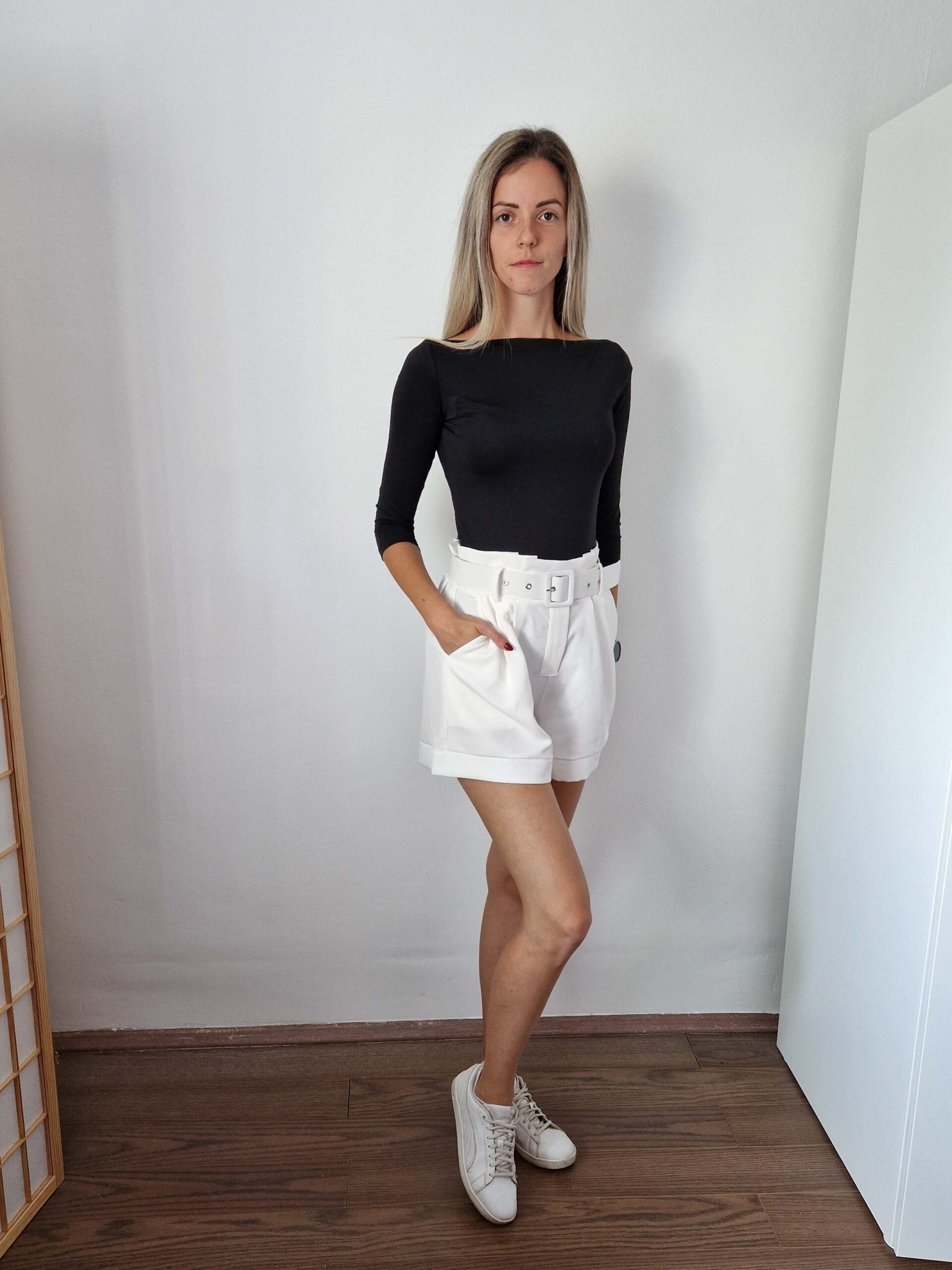 Cristina fehér elegáns rövidnadrág állítható övvel