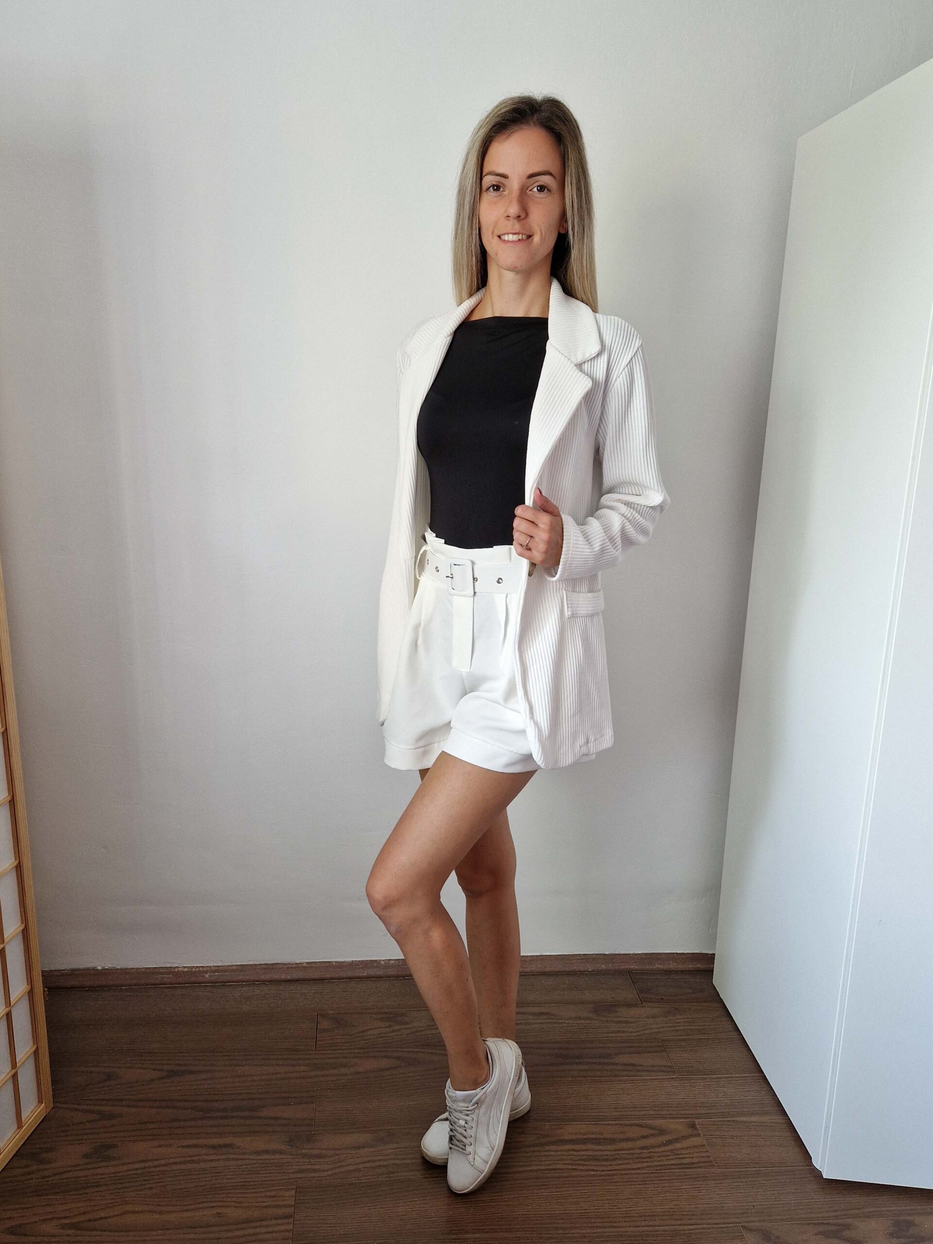 Cristina fehér elegáns rövidnadrág állítható övvel