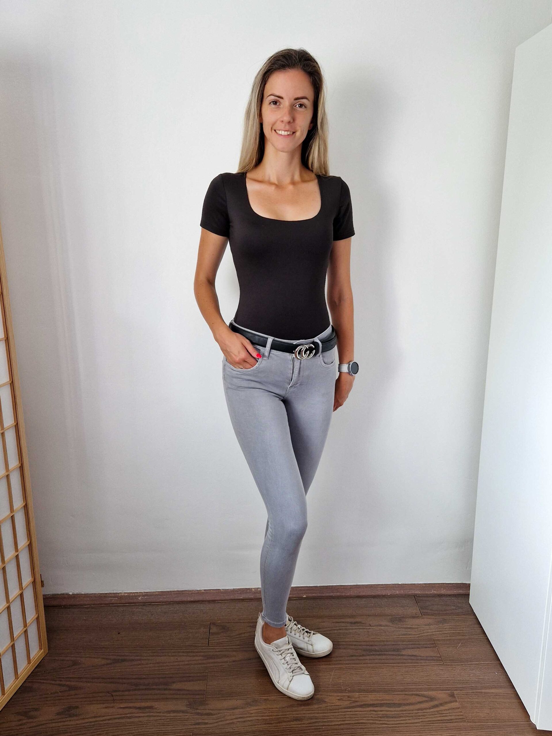 rebeka-fekete-push-up-hatasu-kerek-nyaku-dekoltalt-rovidujju-felso-2