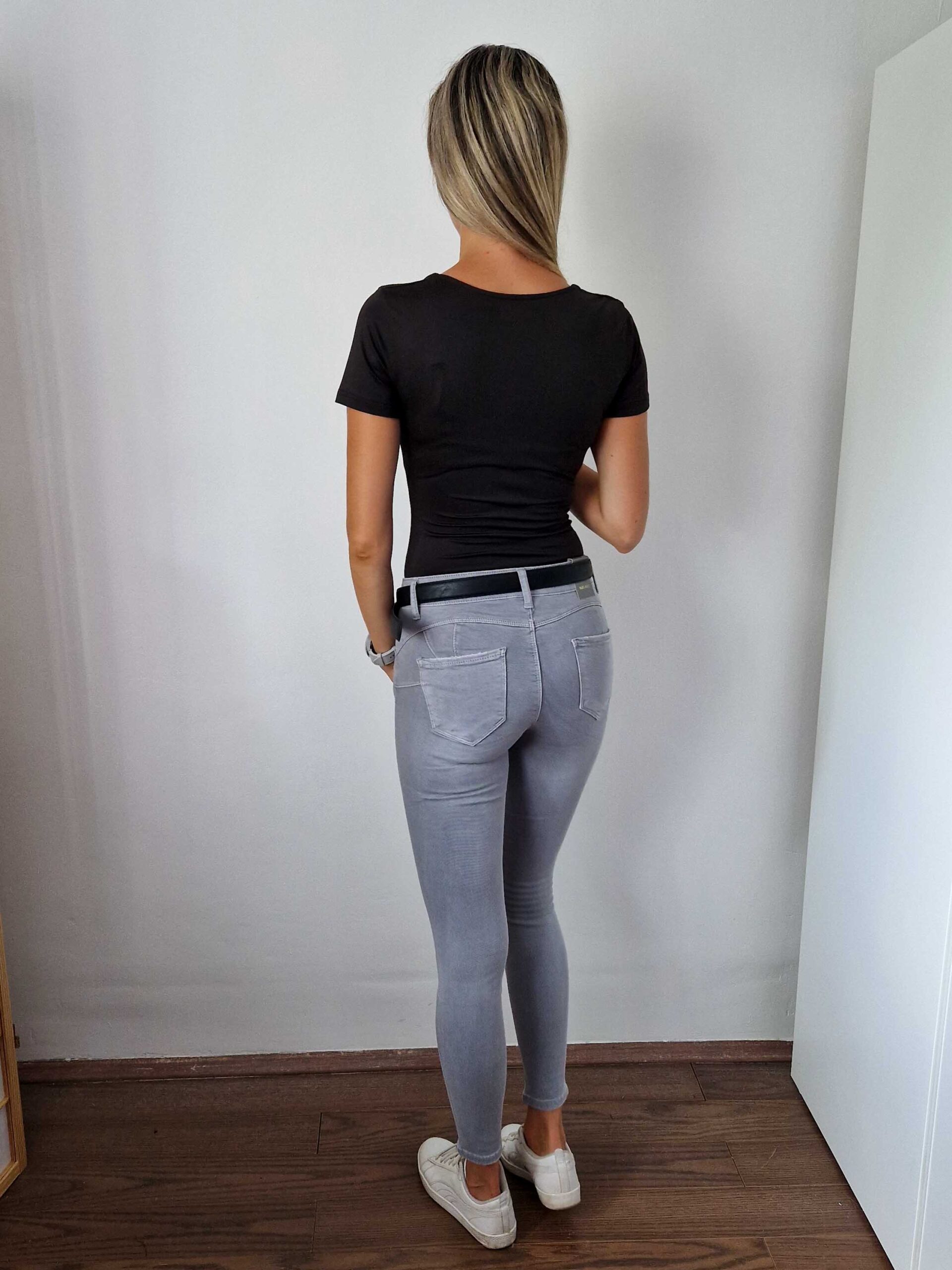 rebeka-fekete-push-up-hatasu-kerek-nyaku-dekoltalt-rovidujju-felso-4