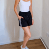 sporty-feher-csikos-fekete-zsebes-rovidnadrag-5
